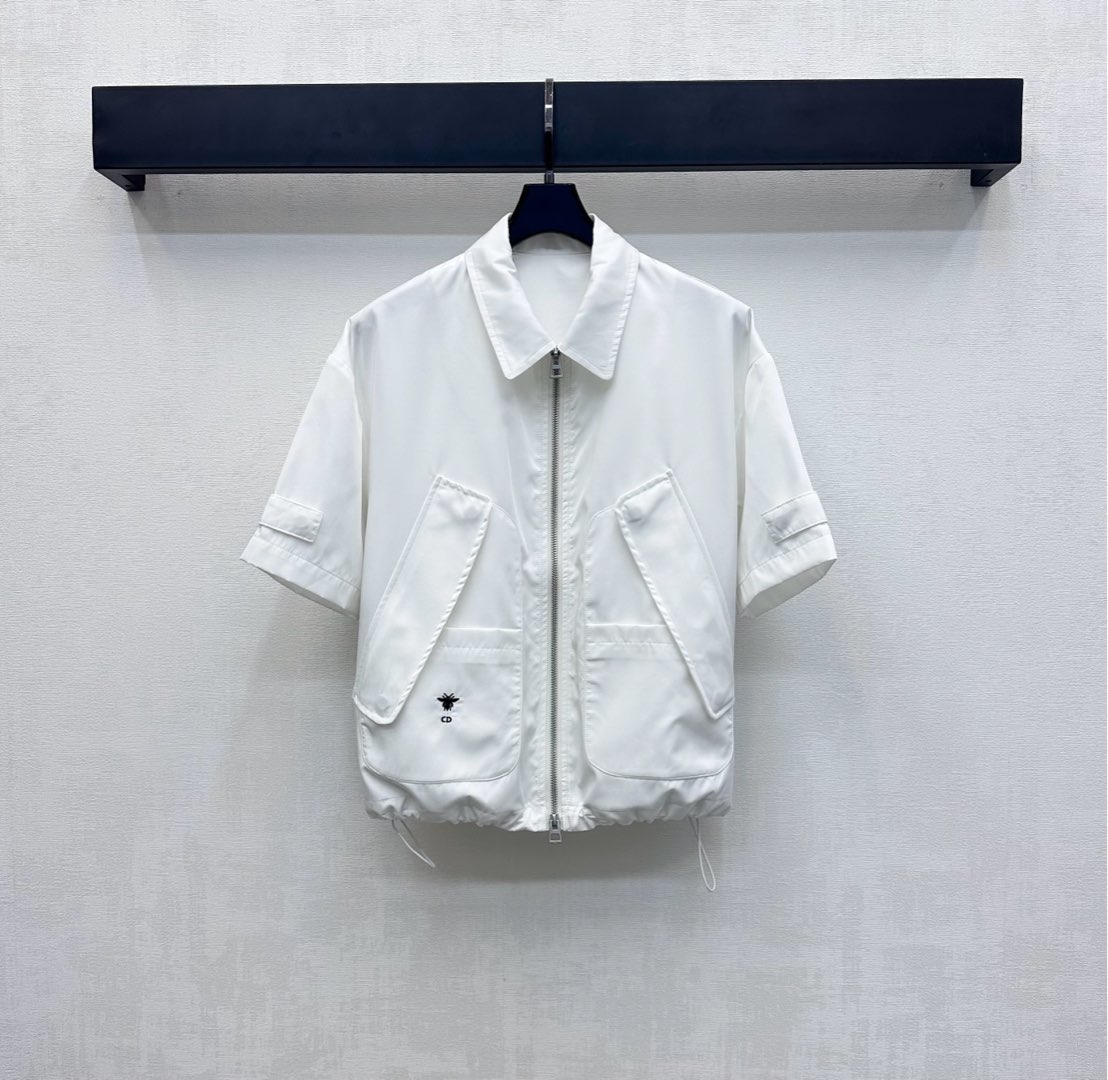 NO:443263,Dio*2025 new product is on the shelves of printed short-sleeved jacket customized YB imported recycled nylon material, crisp and stylish, full texture, and is used to adjust the zipper to facilitate putting on and off. With the adjustment of the hem drawstring, add a sense of styling. Single-side pocket embellishes the iconic CD bee embroidered logo decoration to highlight the brand tone. Face and auxiliary materials development Lapel jacket tailoring can be matched with the same series of trousers and skirts. Details echo up and down. The outfit is high-end and fashionable. You can also buy it separately. High-end version,,dior,skirts,jackets & coats,jackets & coats,T-shirt,alexander wang19860909Dio*2025新品上架印花短袖外套定制YB进口再生尼龙材质 挺括有型 质感十足 沿用开襟拉链调节处理方便穿脱 配合下摆抽绳调节设计 增添造型层次感 单侧口袋点缀标志性CD蜜蜂刺绣徽标装饰 彰显品牌调性 面辅料开发 翻领夹克外套剪裁 可搭配同系列裤裙 细节上下呼应 穿搭高级出彩时髦 也可分开购入搭配  高版本,,dior,skirts,jackets & coats,jackets & coats,T-shirt,alexander wang,Women's clothing