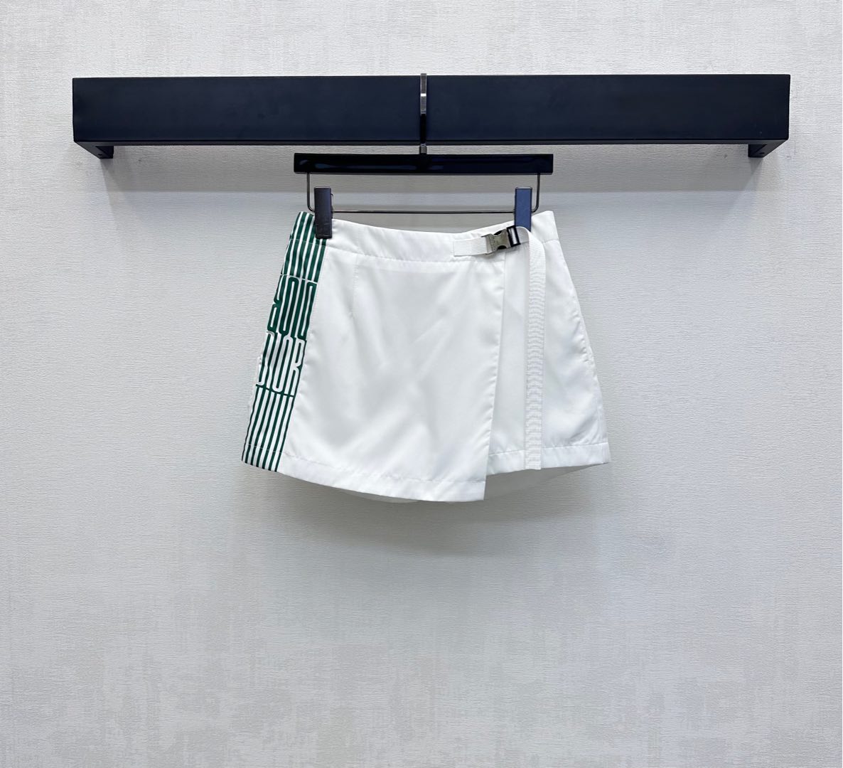 NO:443256,Dio*2025 new product is on the shelves of printed one-piece skirts and pants customized with YB imported recycled nylon material, crisp and stylish, full texture, the front is decorated with a one-piece skirt, matched with silver to adjust the design according to the snap buckle, add a sense of styling, single-sided symmetrical printing contrasting colors, matched with the brand letter logo, highlight the brand tone, surface auxiliary material development, irregular skirts and pants tailoring, can be matched with the same series jacket, details echo up and down, complete sets of dressing are high-end and fashionable, and can also be purchased separately. High-end version,,dior, skirts, jackets & coats, jackets & coats, alexander wang19860909Dio*2025新品上架印花一片式裙裤定制YB进口再生尼龙材质 挺括有型 质感十足 正面饰以一片式裙面连接 配合银色按卡扣调节设计 增添造型层次感 单侧对称印花撞色 配合品牌字母徽标穿插其中 彰显品牌调性 面辅料开发 不规则裙裤剪裁 可搭配同系列夹克外套 细节上下呼应 成套穿搭高级出彩时髦 也可分开购入搭配  高版本,,dior,skirts,jackets & coats,jackets & coats,alexander wang,Women's clothing