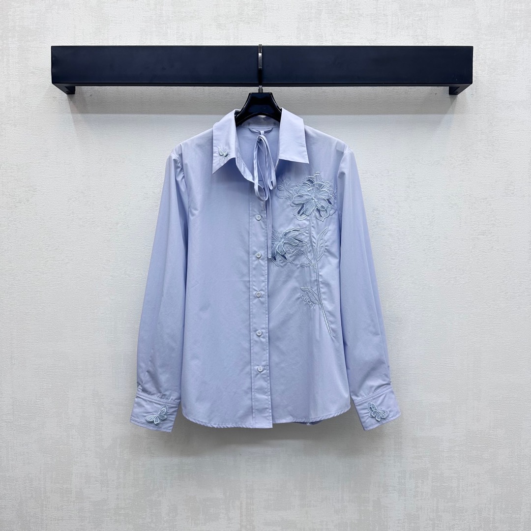 NO:444199,Gucc*2025 new product is on the shelves of butterfly embroidered shirts, custom YB imported twill cotton material, delicate texture, crisp and stylish, lapel and plaid button adjustment design, add layered shape, necklace reveals collarbone and add sweet and sexy atmosphere, chest cuffs embellish three-dimensional butterfly embroidered elements, highlight the brand tone, size and lifelike, French manor vacation feel, loose silhouette, fashionable and soft, surface auxiliary materials development, lapel long-sleeved shirt tailoring, easy to wear during commuting and vacation, high-end version,,gucci,shirts,alexander wang19860909Gucc*2025新品上架蝴蝶绣花衬衣定制YB进口斜纹全棉材质 质感细腻 挺括有型 翻领配合开襟纽扣调节设计 增添造型层次感 领口系带露出锁骨增加甜美性感氛围 胸前袖口点缀立体蝴蝶绣花元素 彰显品牌调性 大小错落栩栩如生 法式庄园度假感十足 宽松廓形时尚柔美 面辅料开发 翻领长袖衬衫剪裁 通勤度假轻松穿搭出洋气感 高版本,,gucci,shirts,alexander wang,Women's clothing