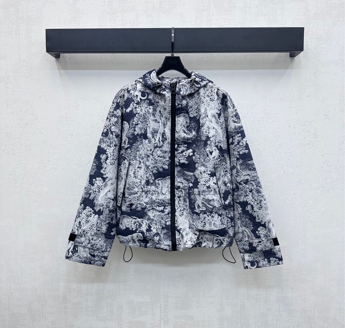 NO:444195,Dio*2025 new product is available. Customized YB imported jacquard jacket material. It is crisp and stylish. Full texture. Full of animal and plant natural jungle elements. It highlights the brand tone. Simple blue and gray color matching with open zippers are easy to put on and off. The waist-side symmetrical pocket pocket style drawstring adjustment design adds styling. The surface auxiliary material development. Hooded jacket jacket tailoring can be matched with the same series of pants and skirts. The upper body is worn to create a good proportion of long legs. The outfit is brilliant and fashionable. High-version, dior, skirts, jackets & coats, jackets & coats, hats, alexander wang19860909Dio*2025新品上架 提花冲锋夹克外套定制YB进口提花冲锋材质 挺括有型 质感十足 通体满印动植物自然丛林元素 彰显品牌调性 素雅蓝灰配色配合开襟拉链方便穿脱 腰侧对称插兜口袋版型抽绳调节设计 增添造型层次感 面辅料开发 连帽夹克外套剪裁 可搭配同系列裤裙装 成套上身穿出长腿好比例 穿搭出彩时髦 高版本,,dior,skirts,jackets & coats,jackets & coats,hats,alexander wang,Women's clothing
