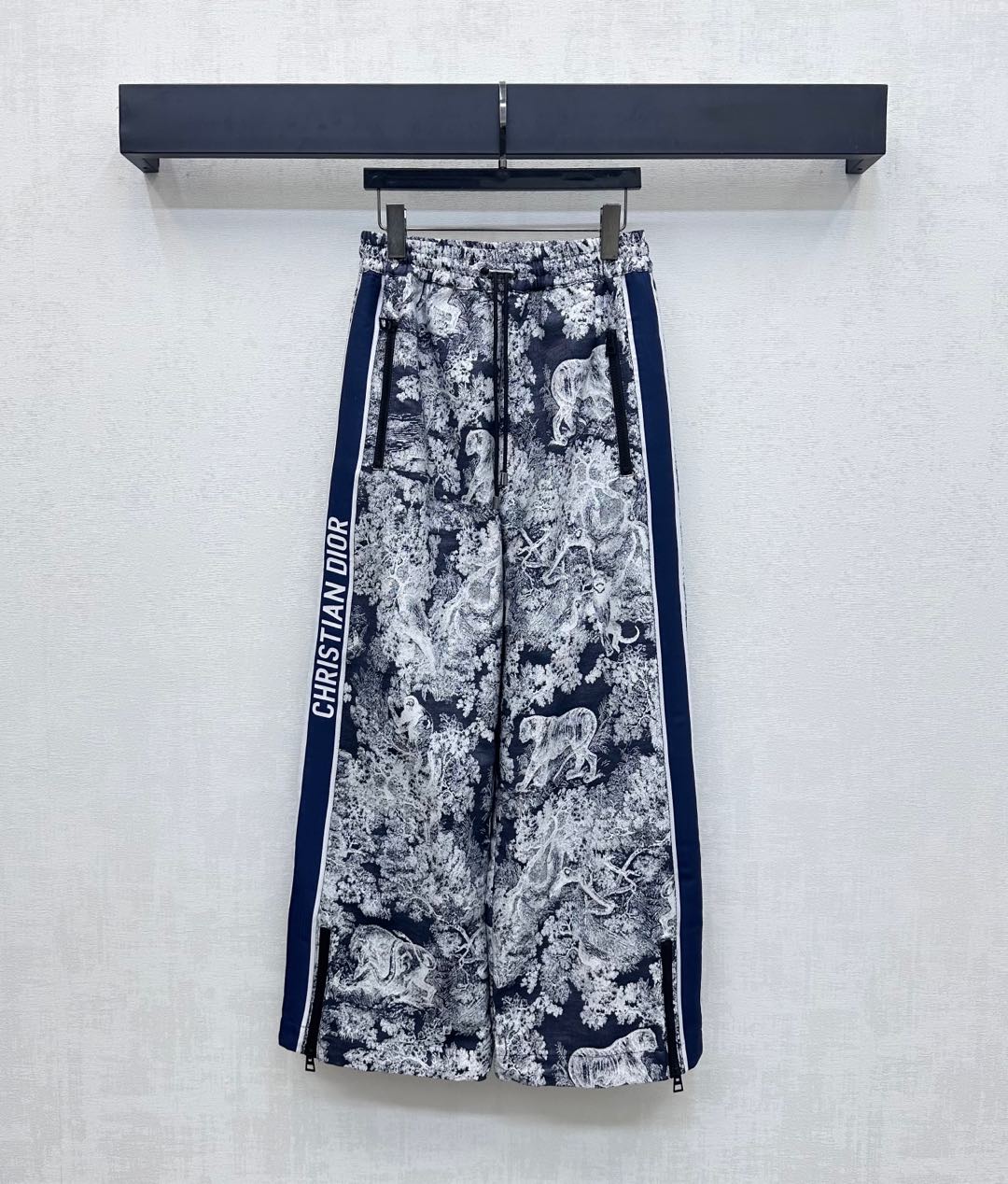 NO:444209,Dio*2025 new product is available on the shelves of Jacquard webbing wide-leg trousers Customized YB imported jacquard charge material, crisp and stylish, full texture, full of animal and plant natural jungle elements, highlighting the brand tone Simple blue and gray color matching with side letter webbing decoration to add layered styling drawstrings with zipper pocket trousers with zipper slits, flexible and convenient to suit more outdoor activities, surface accessories development, elastic waist straight trousers tailored, can be matched with jackets in the same series, complete sets of long legs, excellent dressing, fashionable, high-end version,,dior,jackets & coats,jackets & coats,alexander wang19860909Dio*2025新品上架提花织带阔腿长裤定制YB进口提花冲锋材质 挺括有型 质感十足 通体满印动植物自然丛林元素 彰显品牌调性 素雅蓝灰配色配合侧面字母织带装饰 增添造型层次感 抽绳搭配拉链口袋裤腿饰以拉链开衩处理 灵活便利适配更多户外活动穿搭 面辅料开发 弹力腰直筒长裤剪裁 可搭配同系列夹克外套 成套上身穿出长腿好比例 穿搭出彩时髦  高版本,,dior,jackets & coats,jackets & coats,alexander wang,Women's clothing