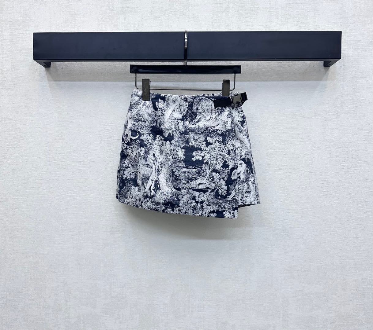 NO:444180,Dio*2025 new product is available on the shelves of Jacquard Skirts Customized YB imported jacquard materials, crisp and stylish, full texture, full of printed animals and plants, natural jungle elements, highlighting the brand tone, simple blue and gray color combination is connected by white, adding layered style, flexible and convenient to suit more outdoor activities, development of auxiliary materials, one-piece skirts and pants tailoring, can be matched with jackets in the same series, complete sets of long legs, good dressing ratio, outstanding and fashionable, high-version, dior, skirts, jackets & coats, jackets & coats, alexander wang19860909Dio*2025新品上架提花冲锋裙裤定制YB进口提花冲锋材质 挺括有型 质感十足 通体通体满印动植物自然丛林元素 彰显品牌调性 素雅蓝灰配色饰以白色按卡扣作连接 增添造型层次感 灵活便利适配更多户外活动穿搭 面辅料开发 一片式裙裤剪裁 可搭配同系列夹克外套 成套上身穿出长腿好比例 穿搭出彩时髦 高版本,,dior,skirts,jackets & coats,jackets & coats,alexander wang,Women's clothing