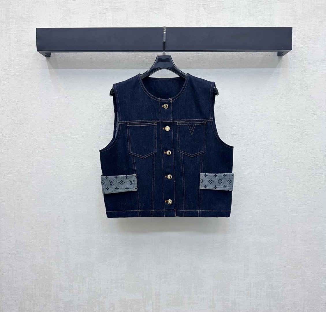 NO:443250,Louis Vuitto*2025 new product is on the shelves of spliced ​​denim vest custom YB imported twill cotton denim material, multiple washes, crisp and stylish, retro dark blue spliced ​​symmetrical folded gray bottom four-leaf clover letter elements, highlighting the brand tone, using cutting and details to enhance the exquisiteness, fully-open-clad engraved button adjustment design is easy to put on and off, combined with three-dimensional large pocket decoration, add to the styling layering, surface auxiliary material development, round neck short vest tailoring, can be matched with skirts in the same series, complete sets of outfits are brilliant and fashionable, high-version,,louis vuitton, skirts,alexander wang19860909Louis Vuitto*2025新品上架拼接牛仔马甲定制YB进口斜纹棉牛仔材质 多重水洗 挺括有型 通体复古深蓝拼接对称翻折灰底四叶草字母元素 彰显品牌调性 利用裁剪和细节提升精致度 全开襟刻印纽扣调节设计方便穿脱 配合立体大口袋装饰 增添造型层次感 面辅料开发 圆领短款马甲剪裁 可搭配同系列半裙 成套穿搭出彩时髦  高版本,,louis vuitton,skirts,alexander wang,Women's clothing