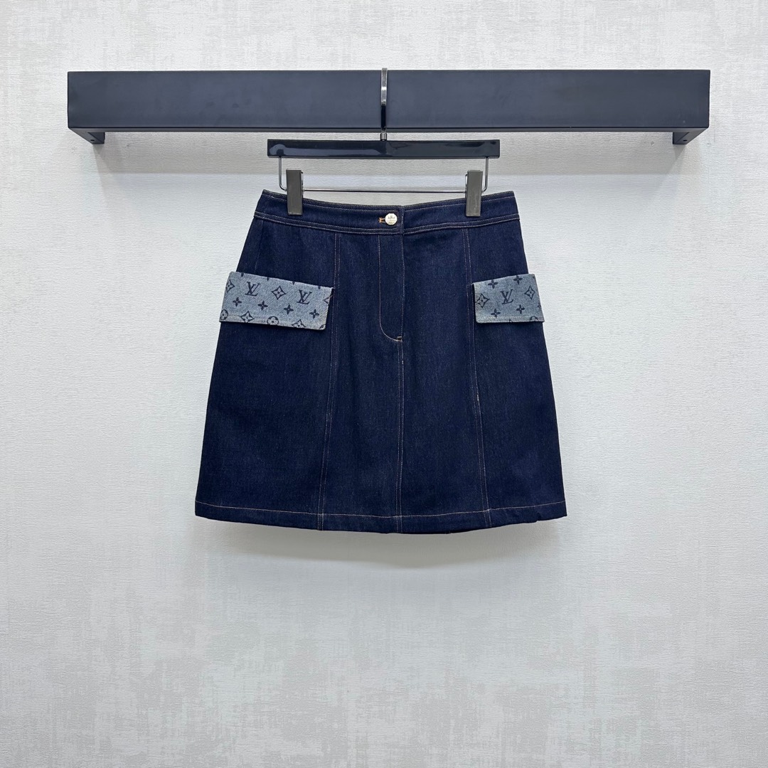 NO:443235,Louis Vuitto*2025 new product is on the shelves of spliced ​​denim skirts custom YB imported twill cotton denim material Multi-washed, crisp and stylish, retro dark blue spliced, symmetrical folded gray bottom four-leaf clover letter elements, highlighting the brand tone, using cutting and details to enhance the exquisiteness, symmetrical three-dimensional large pocket decoration, adding layered look, surface auxiliary material development, high-waist button short skirt tailoring, can be matched with the same series of vests, complete sets of outfits are brilliant and fashionable, high-version, louis vuitton, skirts, alexander wang19860909Louis Vuitto*2025新品上架拼接牛仔半裙定制YB进口斜纹棉牛仔材质 多重水洗 挺括有型 通体复古深蓝拼接对称翻折灰底四叶草字母元素 彰显品牌调性 利用裁剪和细节提升精致度 对称立体大口袋装饰 增添造型层次感 面辅料开发 高腰系扣短裙剪裁 可搭配同系列马甲 成套穿搭出彩时髦  高版本,,louis vuitton,skirts,alexander wang,Women's clothing