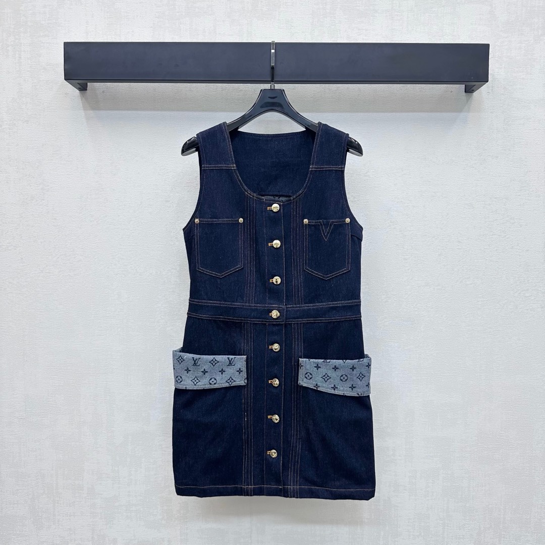 NO:443277,Louis Vuitto*2025 new product is on the shelves of spliced ​​denim vest skirts. Customized YB imported twill cotton denim material. Multiple washes. Clever and stylish. The skirt body is retro dark blue spliced ​​and symmetrical folded gray bottom four-leaf clover letter elements. It highlights the brand tone. Use cut and details to improve the exquisiteness. Full-clad engraved button adjustment design is easy to put on and take off. Hem straight skirt style. Combined with three-dimensional large pocket decoration to add layering. Face and auxiliary materials development. Sleeveless dress tailoring. Randomly dress out and fashionable. High-version, louis vuitton, skirts, alexander wang19860909Louis Vuitto*2025新品上架拼接牛仔背心裙定制YB进口斜纹棉牛仔材质 多重水洗 挺括有型 裙身复古深蓝拼接对称翻折灰底四叶草字母元素 彰显品牌调性 利用裁剪和细节提升精致度 全开襟刻印纽扣调节设计方便穿脱 下摆直筒裙型 配合立体大口袋装饰 增添造型层次感 面辅料开发 无袖连衣裙剪裁 随意穿搭出彩时髦  高版本,,louis vuitton,skirts,alexander wang,Women's clothing
