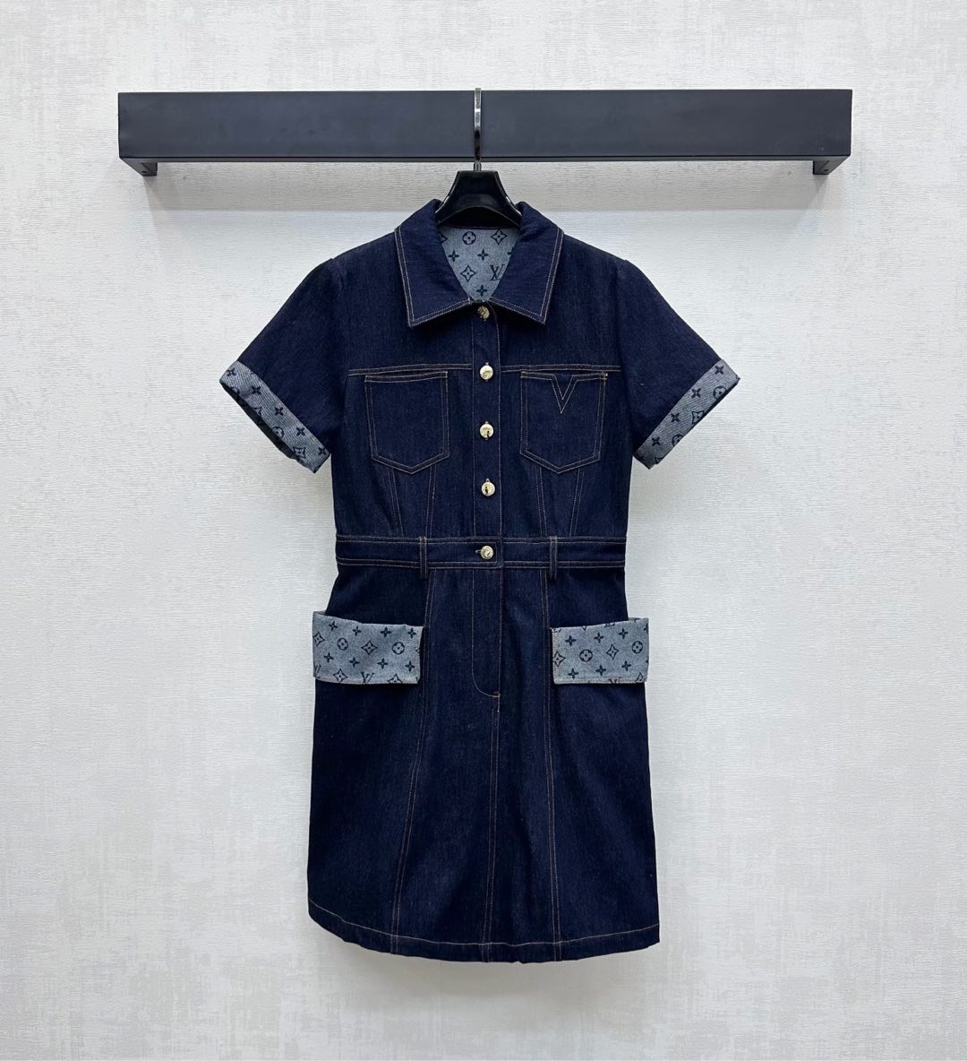 NO:443219,Louis Vuitto*2025 new product is on the shelves of spliced ​​denim dress custom YB imported twill cotton denim material Multi-washed, crisp and stylish Skirt body retro dark blue spliced ​​symmetric folded cuffs gray bottom four-leaf clover letter elements highlighting brand tone Use cut and details to improve the exquisiteness. Half-plate engraved button adjustment design is easy to put on and take off Hem straight skirt shape with three-dimensional large pocket decoration to add layering. Face auxiliary materials development Lapel short-sleeved dress tailoring. Randomly dress out and fashionable. High-version, louis vuitton, skirts, T-shirt, alexander wang19860909Louis Vuitto*2025新品上架拼接牛仔连衣裙定制YB进口斜纹棉牛仔材质 多重水洗 挺括有型 裙身复古深蓝拼接对称翻折袖口灰底四叶草字母元素 彰显品牌调性 利用裁剪和细节提升精致度 半开襟刻印纽扣调节设计方便穿脱 下摆直筒裙型 配合立体大口袋装饰 增添造型层次感 面辅料开发 翻领短袖连衣裙剪裁 随意穿搭出彩时髦  高版本,,louis vuitton,skirts,T-shirt,alexander wang,Women's clothing