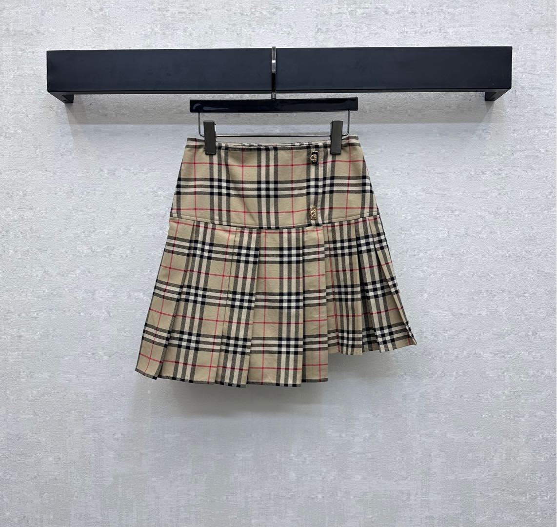 NO:443292,Bur BBR*2025 new product is on the shelves of the plaid asymmetric short skirt customized YB imported cotton material, gloss and comfortable, full texture, smooth cut, neat pleated and smooth, with the waist embellishment of metal snap-on adjustment design, adding layered look, full of printed iconic plaid elements, highlighting the brand tone, asymmetric skirt processing unique personality, surface auxiliary material development, one-piece pleated short skirt tailoring, casually matched top dressing, college age reduction, showing high-quality temperament, high-end version, burberry, skirts, alexander wang19860909Bur BBR*2025新品上架格纹不对称短裙定制YB进口全棉材质 光泽舒适 质感十足 裁剪垂顺流畅 利落压褶配合腰间点缀金属卡扣调节设计 增添造型层次感 通体满印标志性格纹元素 彰显品牌调性 不对称裙摆处理独特个性 面辅料开发 一片式压褶短裙剪裁 随意搭配上装穿搭学院减龄 展现高知气质风姿  高版本,,burberry,skirts,alexander wang,Women's clothing