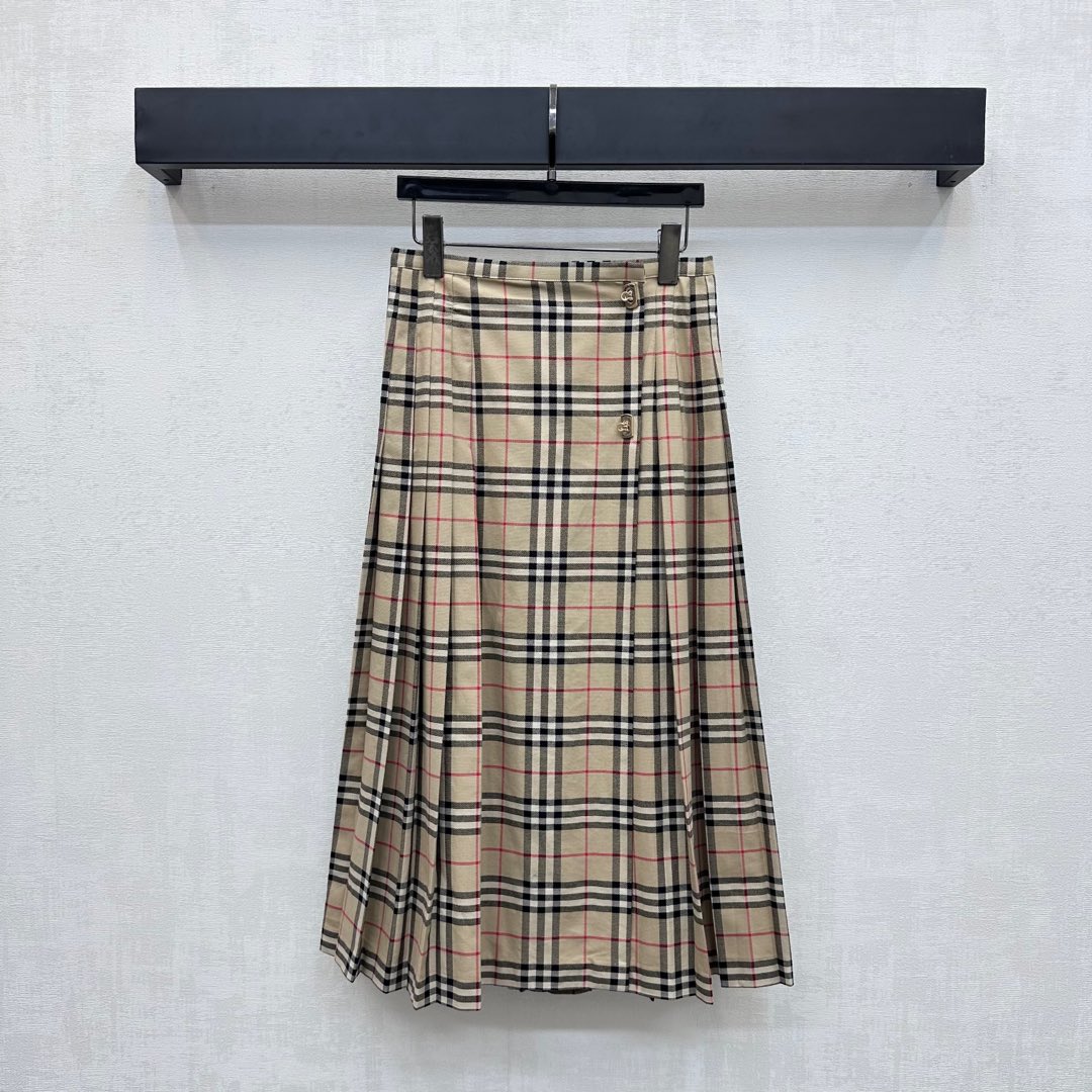 NO:443283,Bur BBR*2025 new product is on the shelves of the plaid high-waist pleated skirt customized YB imported cotton material, gloss and comfortable, full texture, smooth cut, neat pleated pleated with the waist embellishment of metal snap-on adjustment design, add layered styling, full body printed iconic plaid elements, highlight the brand tone, surface auxiliary material development, one-piece skirt tailoring, casual matching top dressing, college age reduction, show high-quality temperament, high-end version, burberry, skirts, alexander wang19860909Bur BBR*2025新品上架格纹高腰压褶半裙定制YB进口全棉材质 光泽舒适 质感十足 裁剪垂顺流畅 利落压褶配合腰间点缀金属卡扣调节设计 增添造型层次感 通体满印标志性格纹元素 彰显品牌调性 面辅料开发 一片式半裙剪裁 随意搭配上装穿搭学院减龄 展现高知气质风姿  高版本,,burberry,skirts,alexander wang,Women's clothing