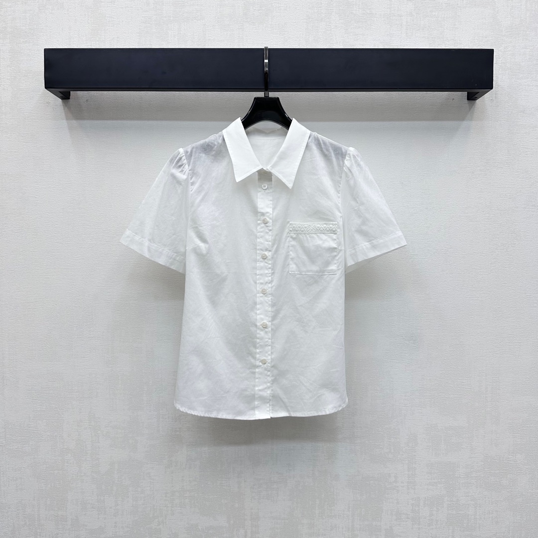 NO:443273,Celin*2025 new product lapel short-sleeved shirts on shelves are customized YB imported twill cotton material, breathable and comfortable, voxel color collision pocket edge embroidered letter logo decoration, highlighting the brand tone, open button adjustment design, add styling layering, simple and fashionable, surface accessories development, lapel short-sleeved shirt tailoring, upper body fashionable temperament, summer outfit first choice, high-version, celine,shirts,T-shirt,alexander wang19860909Celin*2025新品上架翻领短袖衬衫定制YB进口斜纹全棉材质 透气舒适 通体素色碰撞口袋边缘绣花字母徽标装饰 彰显品牌调性 开襟纽扣调节设计 增添造型层次感 简约时尚 面辅料开发 翻领短袖衬衣剪裁 上身时髦气质 夏日穿搭首选  高版本,,celine,shirts,T-shirt,alexander wang,Women's clothing