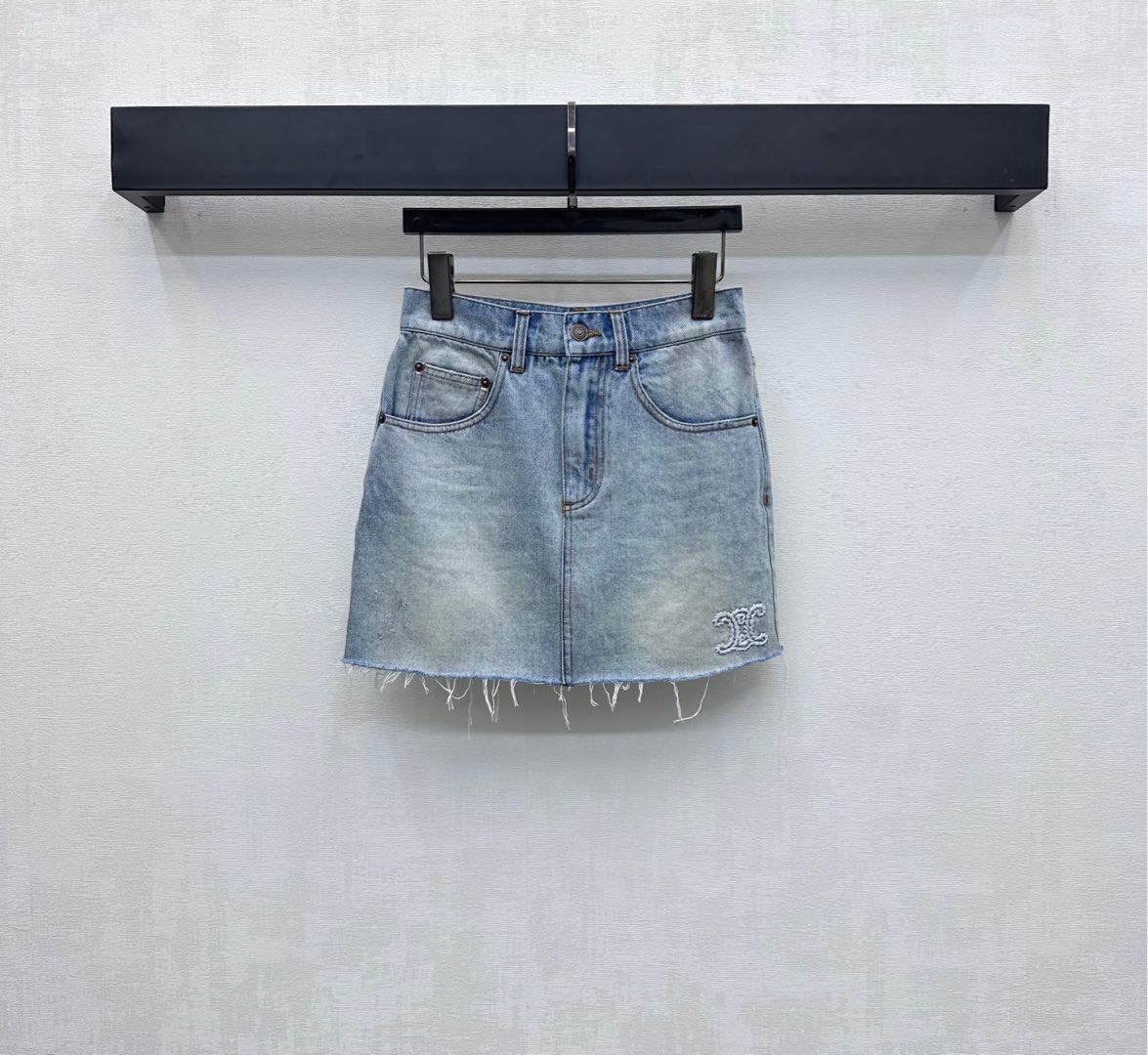 NO:443258,Celin*2025 new product is available on the shelves of high-waist denim skirt custom YB imported twill cotton denim material Multi-washed, crisp and stylish, H straight-swing style, bright line and positioning texture retro, combined with the back waist leather logo to add layering, the skirt is embellished with the iconic letter logo, highlighting the brand tone, surface auxiliary material development, high-waist button short skirt tailoring, fashionable temperament, summer legs first choice, leg essence, high-version, celine, skirts, alexander wang19860909Celin*2025新品上架高腰牛仔半裙定制YB进口斜纹全棉牛仔材质 多重水洗 挺括有型 H直摆版型明线走位质感复古 配合后腰皮标装饰 增添造型层次感 裙摆点缀标志性字母徽标 彰显品牌调性 面辅料开发 高腰系扣短裙剪裁 上身时髦气质 夏日露腿首选 穿上就是腿精本精  高版本,,celine,skirts,alexander wang,Women's clothing