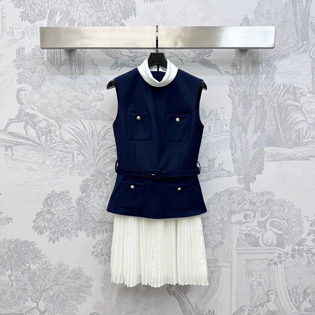 NO:445097,Skf*2025 new product is on the shelves of spliced ​​pleated vest skirts, customized YB imported twill material, smooth and comfortable, crisp and stylish, use contrasting color spliced ​​pleated skirt design, with perforated adjustment of this cloth waistband, modify the body shape and beautify the proportion of the line, add a sense of styling, symmetrical pocket embellishment exquisite round buckle decoration, highlight the brand tone, surface auxiliary material development, stand collar sleeveless dress tailoring, commuting and date wear simple and advanced, high-end version, skirts, alexander wang19860909Skf*2025新品上架拼接百褶背心裙定制YB进口斜纹绸材质 垂顺舒适 挺括有型 沿用撞色拼接百褶裙摆设计 配合本布腰带穿孔调节 修饰身型美化线条比例 增添造型层次感 对称口袋点缀精致圆扣装饰 彰显品牌调性 面辅料开发 立领无袖连衣裙剪裁 通勤约会穿搭简约高级  高版本,,skirts,alexander wang,Women's clothing