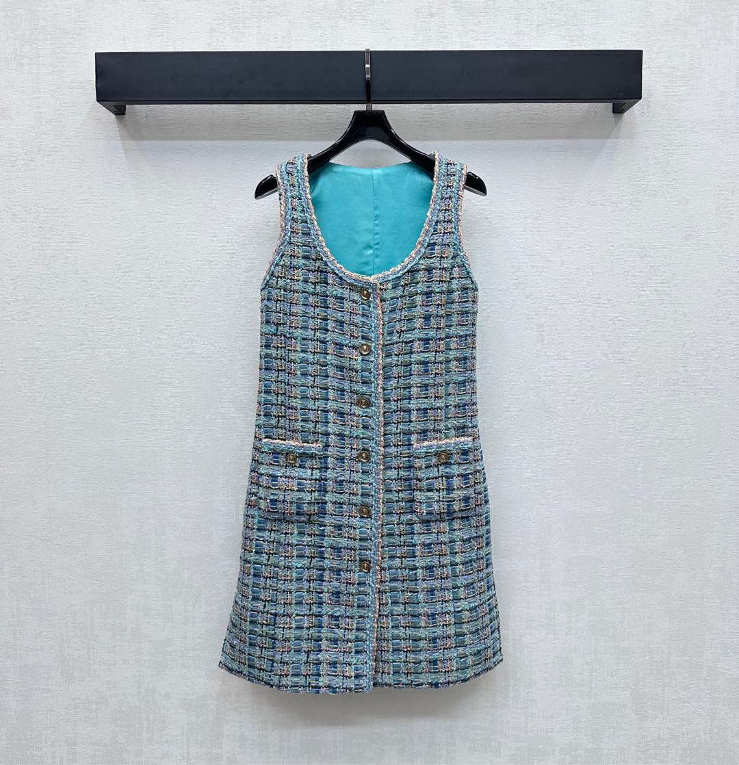 NO:444235,Chane*2025 new product is on the shelves of woven dress with wool tundies, custom YB imported coarse wool wool material, obvious texture, thick striped wool fabric is used to create a famous style model, single-row heavy-duty printed round buckle adjustment design, highlighting the brand tone, blue-green braided texture interspersed with irregular colored thread design, rich visual effects, match with hem slit processing, lighting up details, adding layered styling, luxury and elegant, surface auxiliary materials development, sleeveless cardigan dress tailoring, can be matched with the same series of jackets, complete sets of high-end temperament, can also be purchased separately, high-end version 36 38 40,,chanel, skirts, jackets & coats,alexander wang19860909Chane*2025新品上架编织洋装捆边背心裙定制YB进口粗纺羊毛呢材质 肌理明显 沿用粗花条纹毛呢面料打造名媛风典范 前襟单排重工印刻圆扣调节设计 彰显品牌调性 蓝绿色编织纹理穿插不规则彩色织线设计 丰富视觉效果 搭配下摆开叉处理 点亮细节 增添造型层次感 奢华不失雅致 面辅料开发 无袖开襟连衣裙剪裁 可搭配同系列外套 成套穿搭高级气质 也可分开购入搭配  高版本36 38 40,,chanel,skirts,jackets & coats,alexander wang,Women's clothing