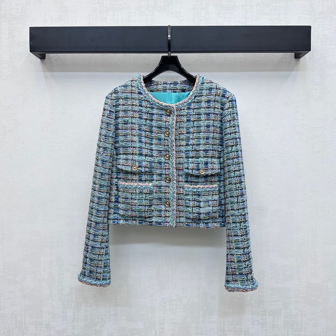 NO:444223,Chane*2025 new product is on the shelves of woven dress tie-edge jackets customized with YB imported coarse wool woolen material. The texture is obvious. The thick striped wool woolen fabric is used to create a famous style model. The front single-row heavy-industry printed round buckle adjustment design highlights the brand tone. The blue-green braided texture is interspersed with irregular colored threads. Rich visual effects. Paired with symmetrical flips and exquisite pocket decoration to add layering of the shape. Luxury and elegant. The development of auxiliary materials. Round neck dress jackets can be matched with the same series of vest skirts. The set is high-end and can also be purchased separately. High-end version 36 38 40,,chanel, skirts, jackets & coats,alexander wang19860909Chane*2025新品上架编织洋装捆边外套定制YB进口粗纺羊毛呢材质 肌理明显 沿用粗花条纹毛呢面料打造名媛风典范 前襟单排重工印刻圆扣调节设计 彰显品牌调性 蓝绿色编织纹理穿插不规则彩色织线设计 丰富视觉效果 搭配对称翻盖精致口袋装饰 增添造型层次感 奢华不失雅致 面辅料开发 圆领洋装外套剪裁 可搭配同系列背心裙 成套穿搭高级气质 也可分开购入搭配 高版本36 38 40,,chanel,skirts,jackets & coats,alexander wang,Women's clothing