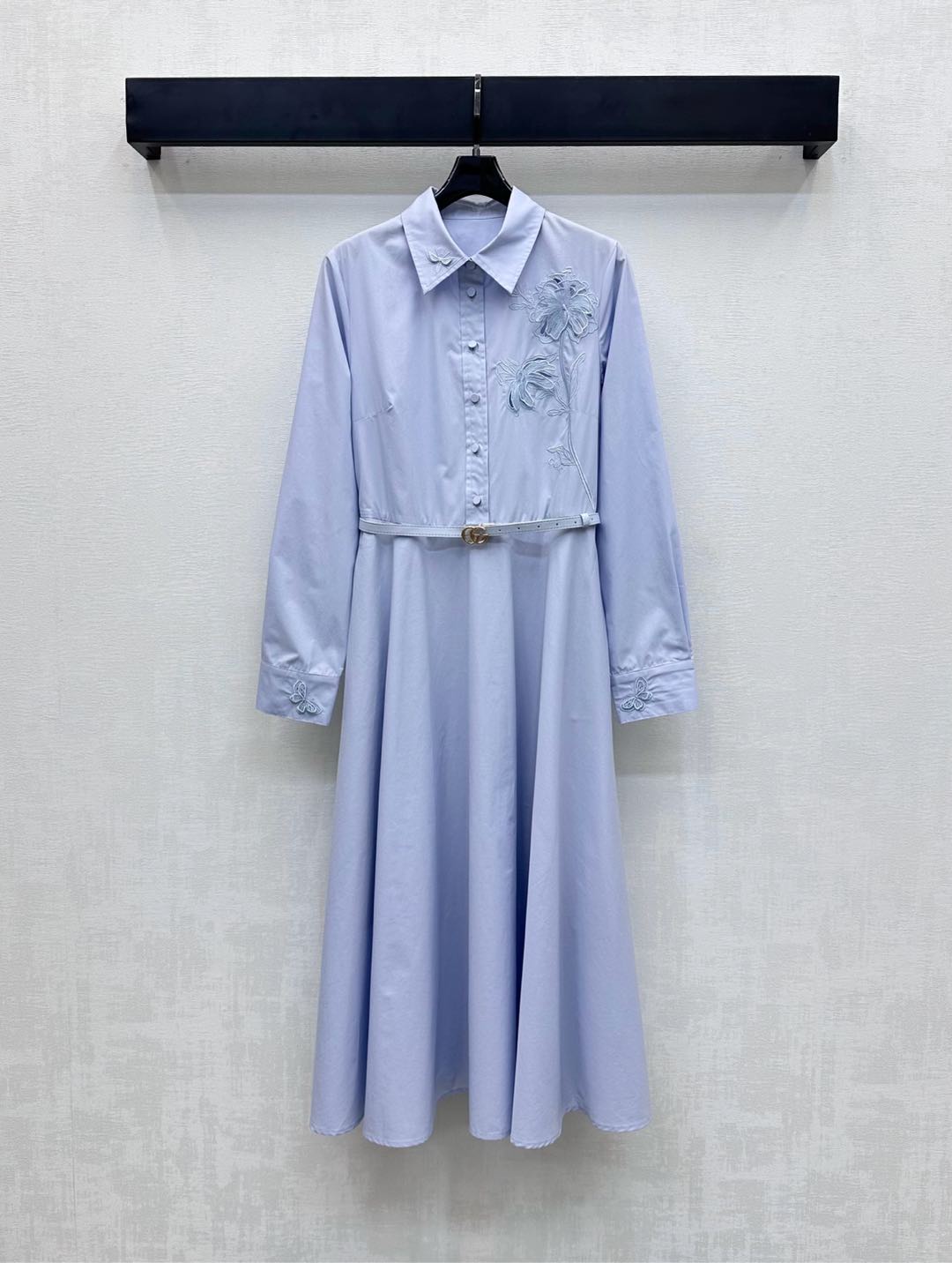 NO:444184,Gucc*2025 new product is available on the shelves of butterfly embroidered belt shirt dress. Custom YB imported twill cotton material. The texture is delicate and crisp. The lapel is combined with the half-pallet button adjustment design to add layering. The cut is neat and slim. The waist and side vertical cuts have a waist-hugging effect. The contour line is matched with belt outlines to highlight the proportional advantages of the upper short and lower length. The chest cuffs are embellished with three-dimensional butterfly embroidered elements to highlight the brand tone. The size is staggered and lifelike. The French manor is full of vacation. The upper body is full of exquisite atmosphere. The surface auxiliary materials are developed. The lapel long-sleeved dress is tailored. The commuter vacation is easy to wear and express the fashionable feeling. High-end version, gucci, skirts, alexander wang19860909Gucc*2025新品上架蝴蝶绣花腰带衬衣裙定制YB进口斜纹全棉材质 质感细腻 挺括有型 翻领配合半开襟纽扣调节设计 增添造型层次感 裁剪利落修身 腰侧立裁起到收腰效果 轮廓线搭配皮带勾勒 更凸显上短下长的比例优势 胸前袖口点缀立体蝴蝶绣花元素 彰显品牌调性 大小错落栩栩如生 法式庄园度假感十足 上身充满精致气息 面辅料开发 翻领长袖连衣裙剪裁 通勤度假轻松穿搭出洋气感 高版本,,gucci,skirts,alexander wang,Women's clothing