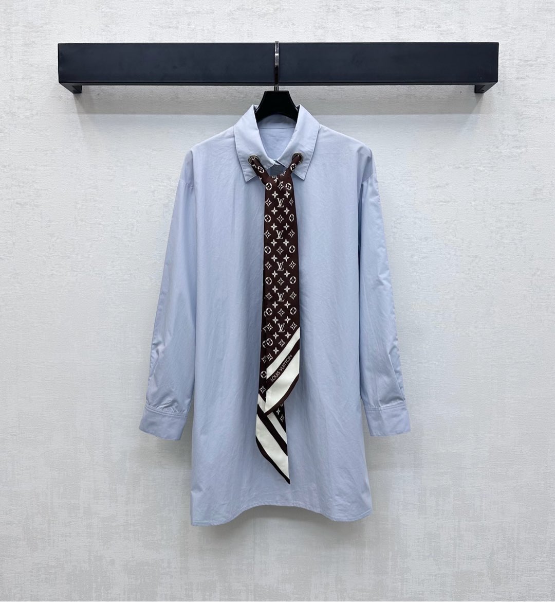 NO:444213,Louis Vuitto*2025 new product is available on the shelves of old silk scarves shirt skirts. Customized YB imported twill cotton material. Soft and skin-friendly and stylish. Long silhouette cut effectively improves the upper and lower ratio. Exposing the slender legs makes it more body shape. Easily highlights the college style. The collar edge is decorated with perforated four-leaf clover letters and silk scarves to highlight the brand tone. The seriousness of formal wear brought by neutral shirts makes it more youthful and casual style. Face and auxiliary materials development. Lapel long-sleeved shirt skirt tailoring. Commuter vacation outfits are brilliant and fashionable. High-version,,louis vuitton, skirts,shirts,alexander wang19860909Louis Vuitto*2025新品上架老花丝巾衬衣裙定制YB进口斜纹全棉材质 柔软亲肤有型 长款廓形版型裁剪有效改善上下比例 露出纤腿更显身段 轻松凸显学院风范格调 领边沿用穿孔四叶草字母徽标丝巾点缀装饰 彰显品牌调性 中和衬衫带来的正装严肃感 更显青春休闲风格 面辅料开发 翻领长袖衬衫裙剪裁 通勤度假穿搭出彩时髦 高版本,,louis vuitton,skirts,shirts,alexander wang,Women's clothing