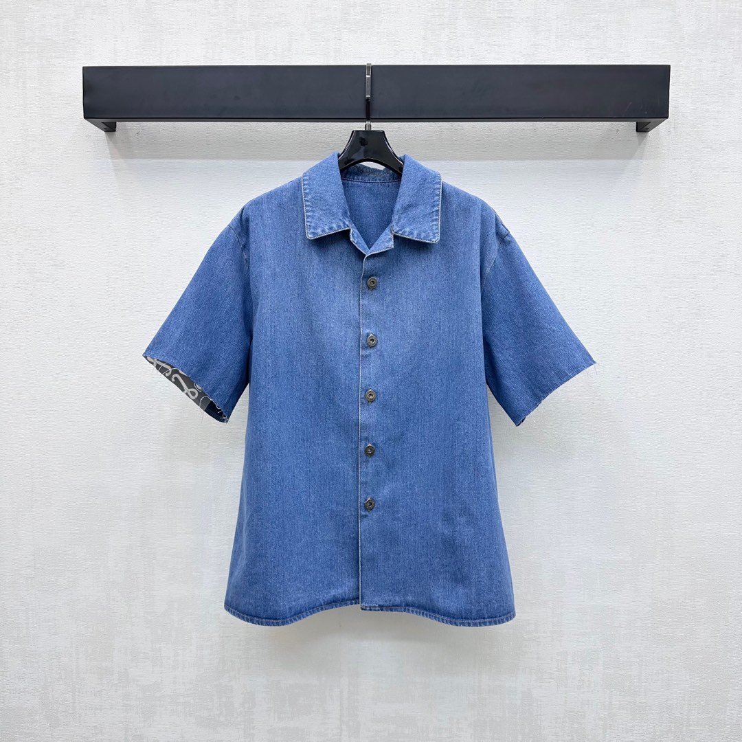 NO:445134,Loew*2025 new product launches denim short-sleeved shirts with custom YB imported twill cotton denim material, comfortable and breathable, full texture, the cuffs are decorated with laser iconic logos, highlighting the brand tone, decorated with open-clad buttons, easy to put on and take off, matched with cuff whisker edge design, add layering of styling, more conspicuous and high-end illumination details, surface auxiliary materials development, lapel short-sleeved shirt tailoring, can be matched with short skirts in the same series, complete sets of simple and high-end, can also be purchased separately, high-end version, loewe, skirts, shirts, T-shirts, alexander wang19860909Loew*2025新品上架牛仔短袖衬衫定制YB进口斜纹全棉牛仔材质 舒适透气 质感十足 袖口沿用激光标志性徽标点缀装饰 彰显品牌调性 饰以开襟纽扣调节 方便穿脱 配合袖口毛须边设计 增添造型层次感 更显眼高级点亮细节 面辅料开发 翻领短袖衬衣剪裁 可搭配同系列短裙 成套穿搭简约高级 也可分开购入搭配  高版本,,loewe,skirts,shirts,T-shirt,alexander wang,Women's clothing
