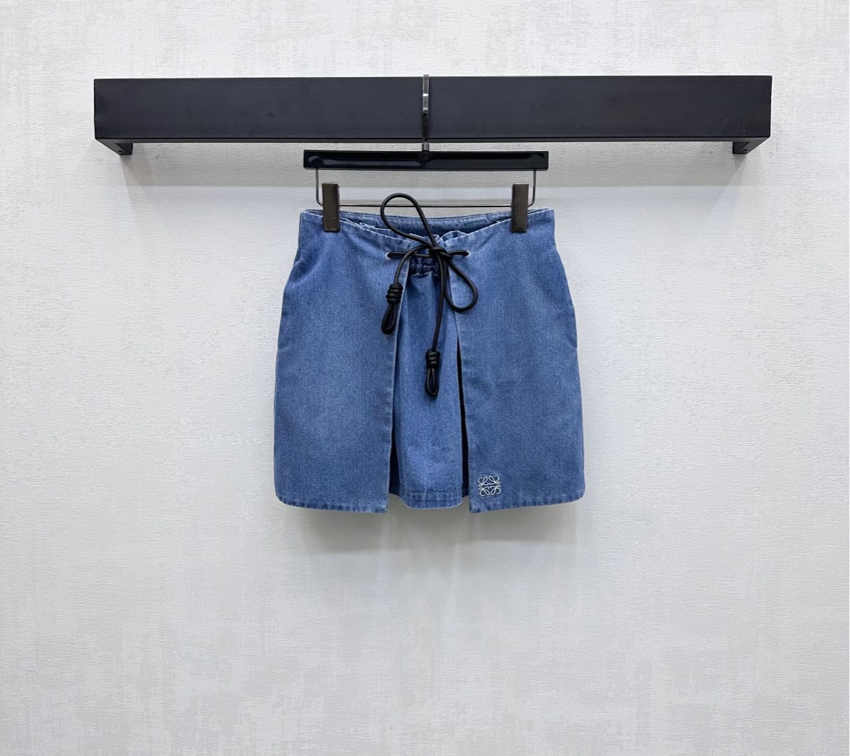 NO:445124,Loew*2025 new product launches drawstring pleated short skirt custom YB imported twill cotton denim material, breathable texture, smooth and stylish, voxel-colored base, decorated with the hem's iconic embroidery logo embellishment to show the brand tone. The waist is made of leather drawstrings and tight pleated waist and lace shape. Paired with two-piece outer placket, full of design sense, successfully slimming the hips, adding layered texture, surface auxiliary materials development, high-waist elastic short skirt tailoring, can be matched with the same series of shirts, simple and high-end outfit, can also be purchased separately, high-end version, loewe, skirts, alexander wang19860909Loew*2025新品上架抽绳压褶短裙定制YB进口斜纹全棉牛仔材质 质感透气 垂顺有型 通体素色打底 配合下摆标志性刺绣徽标点缀装饰 彰显品牌调性 腰间沿用皮质抽绳松紧褶皱收腰出花边造型 搭配两片式外层门襟 设计感满满 成功显瘦遮胯 增添造型层次感 面辅料开发 高腰弹力短裙剪裁 可搭配同系列衬衣 成套穿搭简约高级 也可分开购入搭配 高版本,,loewe,skirts,alexander wang,Women's clothing