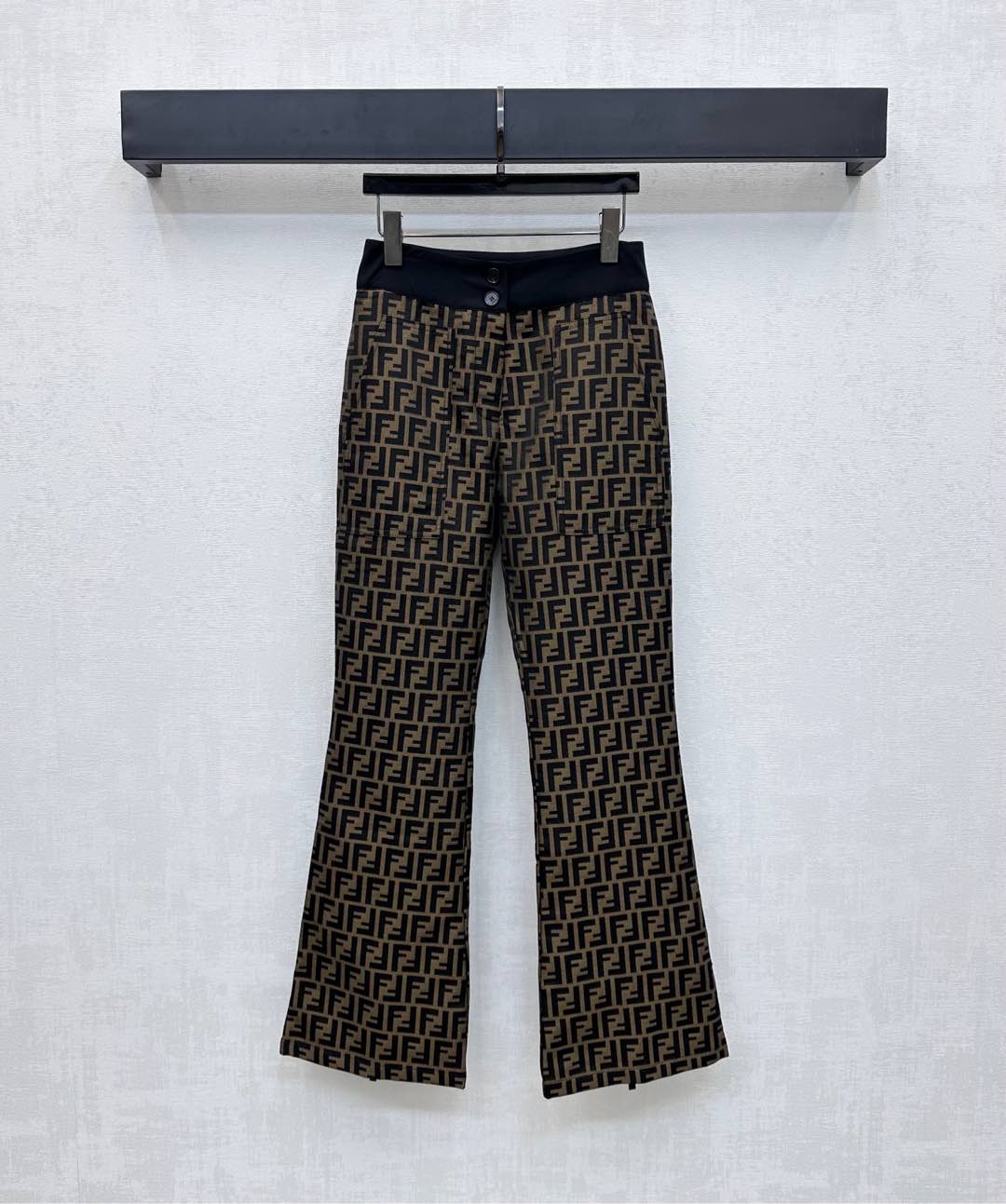 NO:445109,Fend*2025 new product is available for shelves, custom-made jacquard elastic bell-bottom pants, YB imported jacquard material, crisp, comfortable and stylish, full of double F jacquard logo elements, highlighting the brand tone, use spliced ​​contrasting waist details design, combined with symmetrical pocket-sized pocket-size style, add layered look, personality trend, surface accessories development, high-waisted nine-point pants tailoring, fashionable and slim, casually adapted to short tops, sweet and cool girls, high-version 2 colors, fendi, alexander wang19860909Fend*2025新品上架提花弹力喇叭裤定制YB进口提花材质 挺括舒适有型 通体满铺双F提花徽标元素 彰显品牌调性 沿用拼接撞色腰头细节设计 配合对称插兜口袋版型处理 增添造型层次感 个性潮流 面辅料开发 高腰九分裤剪裁 穿搭时髦显瘦 随意适配短款上衣甜酷女生必备   高版本2色,,fendi,alexander wang,Women's clothing