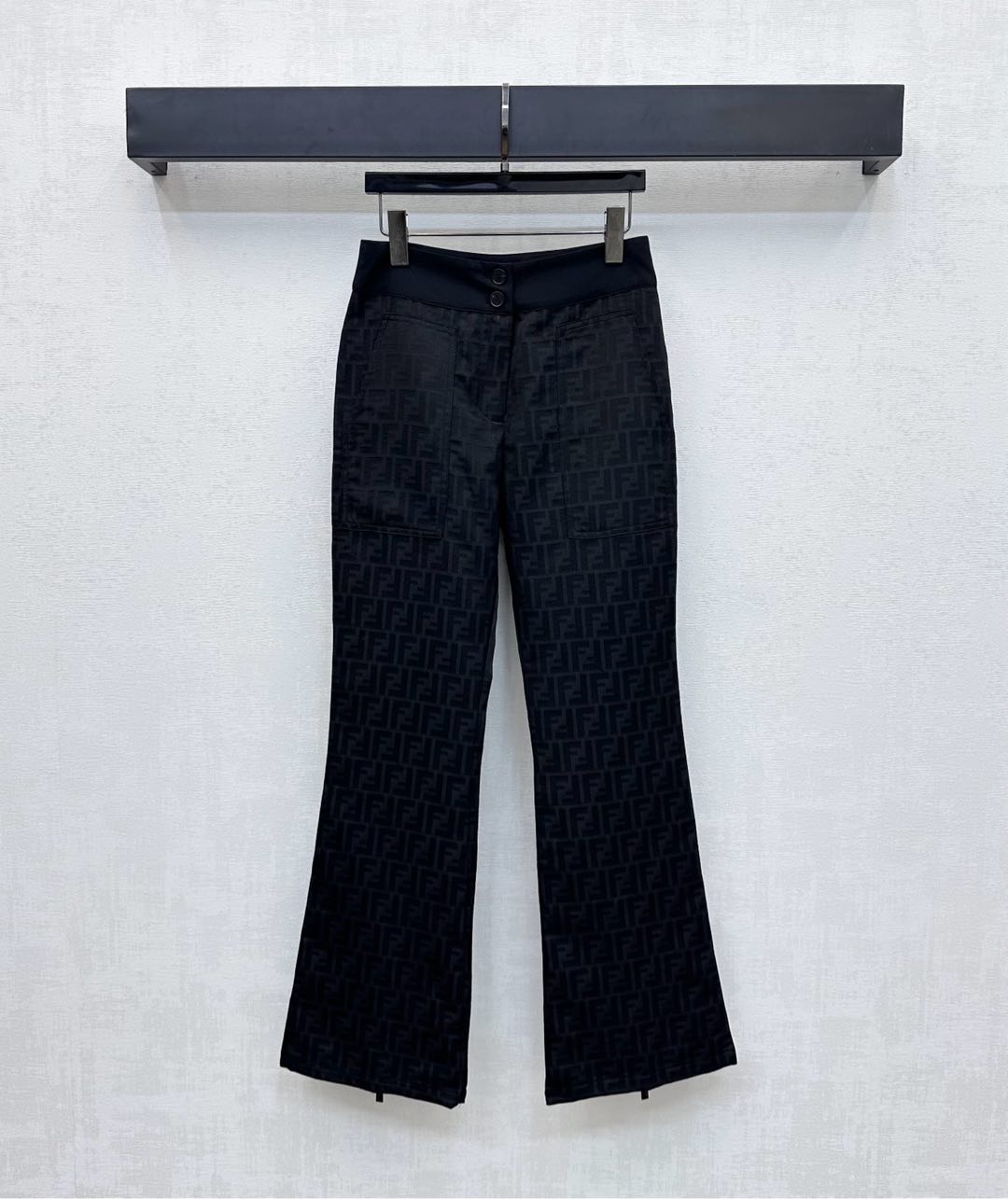 NO:445123,Fend*2025 new product is available for shelves, custom-made jacquard elastic bell-bottom pants, YB imported jacquard material, crisp, comfortable and stylish, full of double F jacquard logo elements, highlighting the brand tone, use spliced ​​contrasting waist details design, combined with symmetrical pocket-sized pocket-size style, add layered look, personality trend, surface accessories development, high-waisted nine-point pants tailoring, fashionable and slim, casually adapted to short tops, sweet and cool girls, high-version 2 colors, fendi, alexander wang19860909Fend*2025新品上架提花弹力喇叭裤定制YB进口提花材质 挺括舒适有型 通体满铺双F提花徽标元素 彰显品牌调性 沿用拼接撞色腰头细节设计 配合对称插兜口袋版型处理 增添造型层次感 个性潮流 面辅料开发 高腰九分裤剪裁 穿搭时髦显瘦 随意适配短款上衣甜酷女生必备   高版本2色,,fendi,alexander wang,Women's clothing