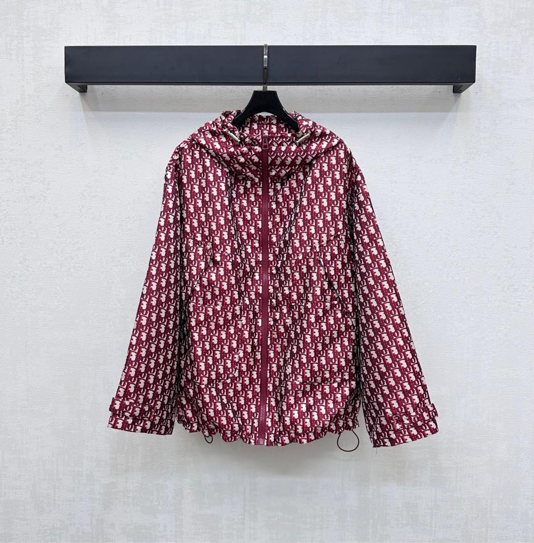 NO:445087,Dio*2025 new product is on the shelves of Jacquard Hooded Jacket Customized YB imported Jacquard Material is crisp and stylish, full of texture, full of printed iconic jacquard logo elements, combined with the webbing on the back, highlighting the brand tone, waist-side symmetrical silhouette pockets with drawstring adjustment design, add to the styling layering, surface auxiliary material development, hooded jacket jacket tailoring, can be matched with the same series of shorts, complete sets or separate outfits, can also be purchased separately for matching. High-end version,,dior, shorts, jackets & coats, jackets & coats,hats,alexander wang19860909Dio*2025新品上架提花连帽冲锋外套定制YB进口提花冲锋材质 挺括有型 质感十足 通体满印标志性提花徽标元素 配合后背字母织带点缀 彰显品牌调性 腰侧对称廓形口袋配合抽绳调节设计 增添造型层次感 面辅料开发 连帽夹克外套剪裁 可搭配同系列短裤 成套或分开穿搭出彩时髦 也可分开购入搭配 高版本,,dior,shorts,jackets & coats,jackets & coats,hats,alexander wang,Women's clothing