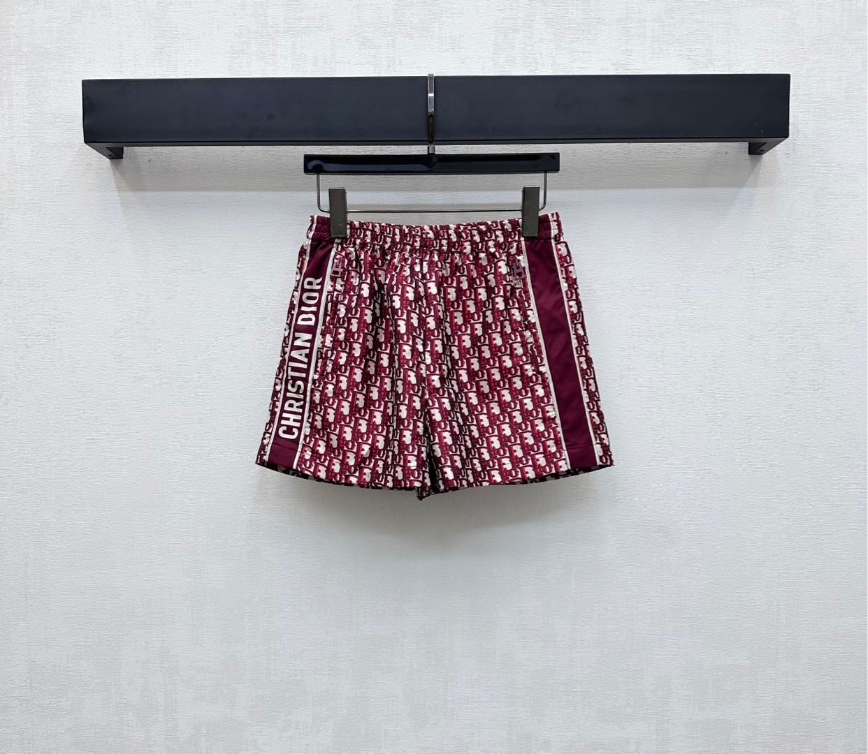 NO:445081,Dio*2025 new product launches on shelves, custom YB imported jacquard material, high-quality texture, crisp and stylish, full-print iconic jacquard logo elements, combined with double-sided letter webbing, highlighting the brand tone, elastic waist adjustment, symmetrical zipper pocket design, add to the styling layering, surface auxiliary material development, high waist straight shorts cut, can be matched with the same series of jackets, complete sets or separate outfits, can also be purchased separately for matching, high-version, dior, shorts, jackets & coats, alexander wang19860909Dio*2025新品上架提花冲锋短裤定制YB进口提花冲锋材质 质感高级 挺括有型 通体满印标志性提花徽标元素 配合双侧字母织带点缀装饰 彰显品牌调性 弹力松紧腰头调节对称拉链口袋设计 增添造型层次感 面辅料开发 高腰直筒短裤剪裁 可搭配同系列外套 成套或分开穿搭出彩时髦 也可分开购入搭配  高版本,,dior,shorts,jackets & coats,alexander wang,Women's clothing