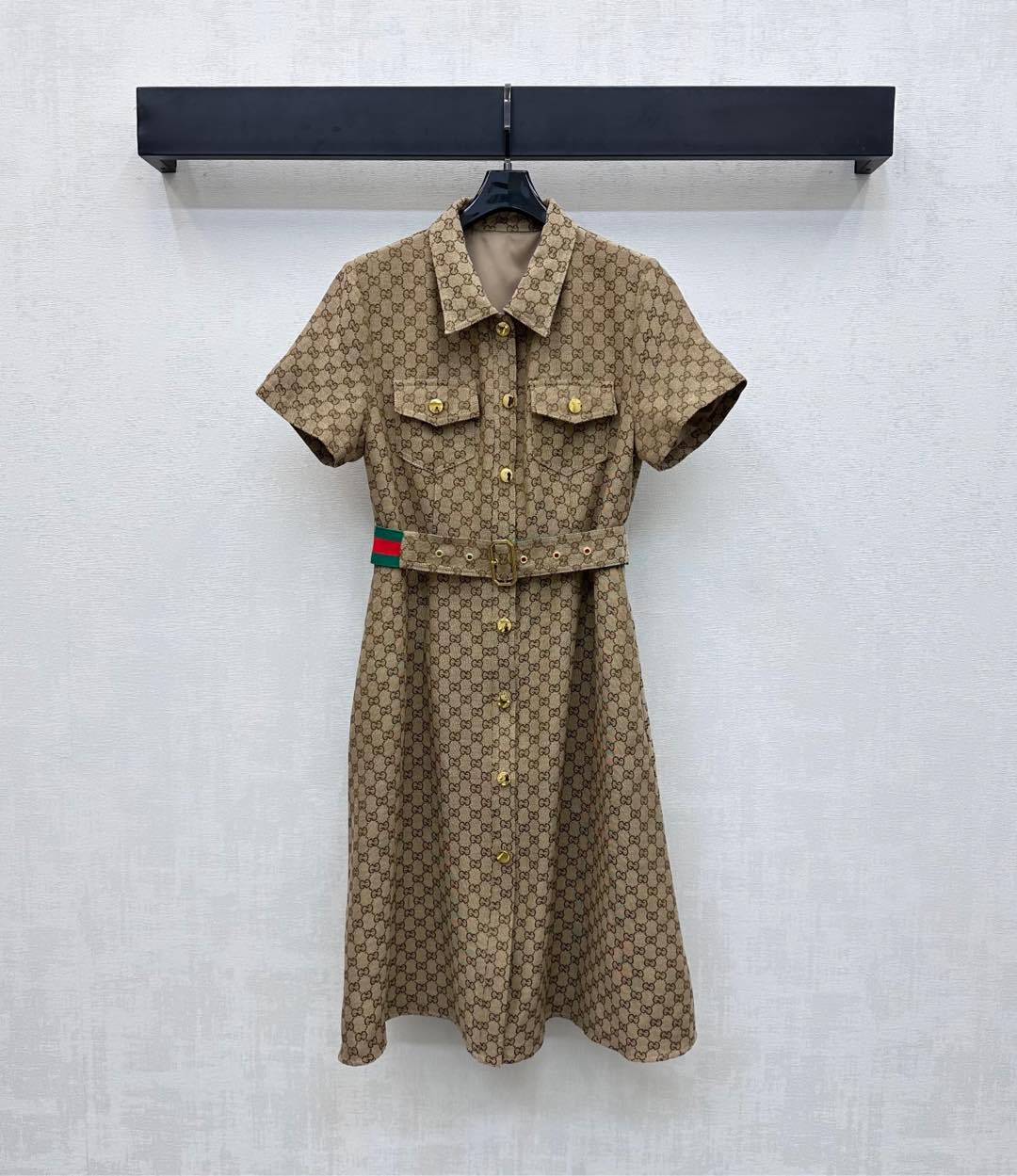 NO:445091,Gucc*2025 new product is on the shelves of belt jacquard dress customized YB imported jacquard material, comfortable and smooth texture, full diamond double G jacquard elements, full of old money, showing the brand tone, use exquisite button adjustment with open-cut belt design, modify body shape and beautify line proportions, add styling layering, successfully lit up the overall details, surface auxiliary materials development, short-sleeved dress tailoring, daily commuter date dress must be worn, upper body retro high-end, high-version 2 colors, gucci, skirts, T-shirt, alexander wang19860909Gucc*2025新品上架腰带提花连衣裙定制YB进口提花材质 质感舒适垂顺 通体满铺菱格双G提花元素 老钱感十足 彰显品牌调性 沿用开襟精致纽扣调节 配合本布腰带穿孔设计 修饰身型美化线条比例 增添造型层次感 成功点亮整体细节 面辅料开发 短袖连衣裙剪裁 日常通勤约会穿搭必备单品 上身复古高级 高版本2色,,gucci,skirts,T-shirt,alexander wang,Women's clothing