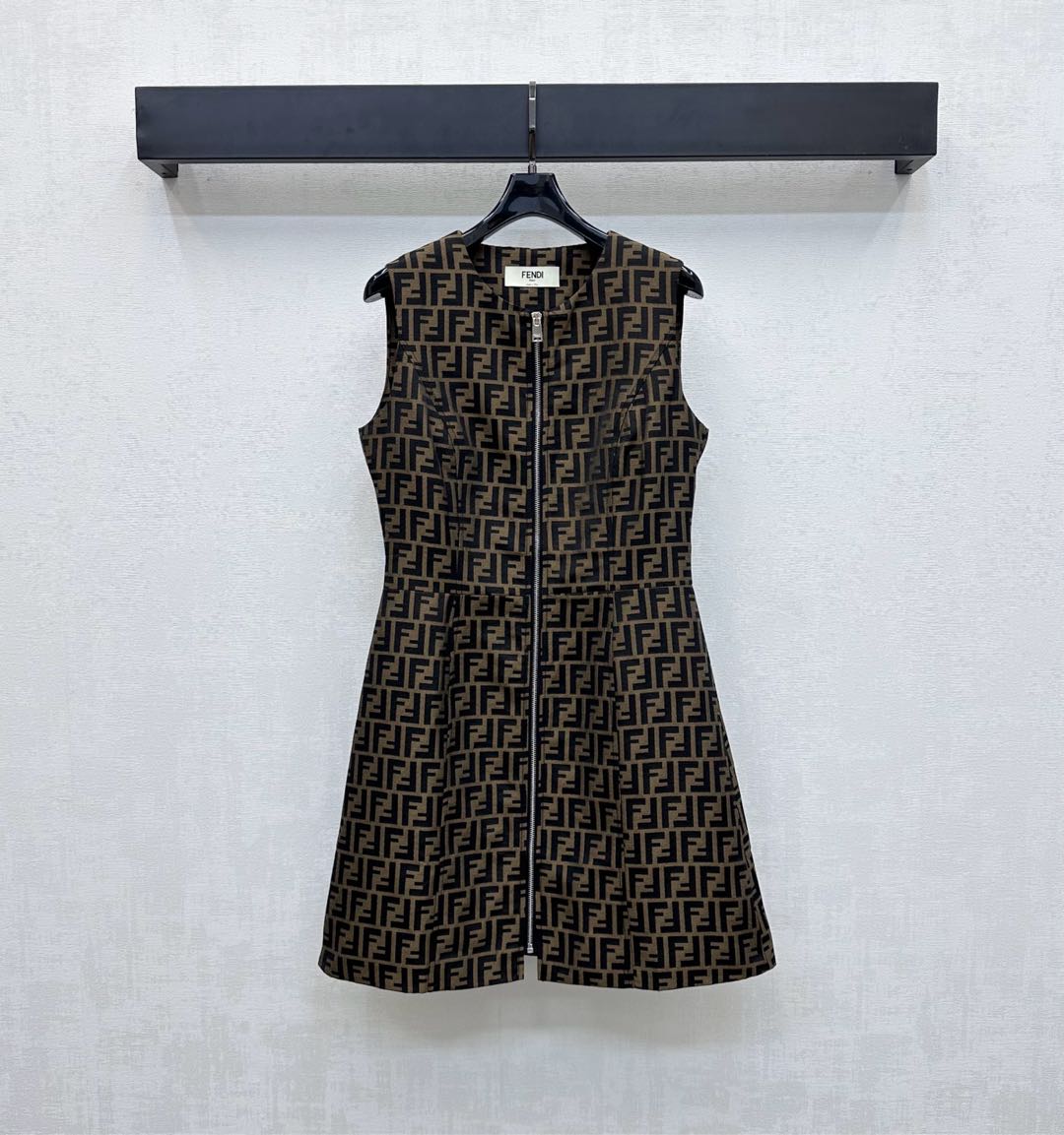 NO:445129,Fend*2025 new product is on the shelves of the jacquard zipper vest skirt. Customized YB imported twill cotton. Comfortable and breathable. Double F pattern is covered with double F patterns. It is decorated with the waist embellished with the iconic letter leather logo to highlight the brand tone. Use tailoring and details to enhance the exquisiteness. Fully-open zippered design is convenient for putting on and off. Three-dimensional cutting of the chest and waist lines creates a waist-hugging micro A-shaped shape that is inclusive of waist-abdominal thighs. Face auxiliary materials development. Zipper sleeveless dress tailoring. Essential items for commuting and dates. Retro and advanced upper body. High-end version, fendi, skirts, alexander wang19860909Fend*2025新品上架提花拉链背心裙定制YB进口斜纹棉材质 穿搭舒适 透气细腻 通体满铺双F图案 搭配后腰点缀标志性字母皮标装饰 彰显品牌调性 利用剪裁和细节提升精致度 全开襟拉链式设计 方便穿脱 配合胸腰线条立体裁剪 打造收腰微A字造型 包容腰腹大腿 面辅料开发 拉链无袖连衣裙剪裁 通勤约会必备单品 上身复古高级 高版本,,fendi,skirts,alexander wang,Women's clothing