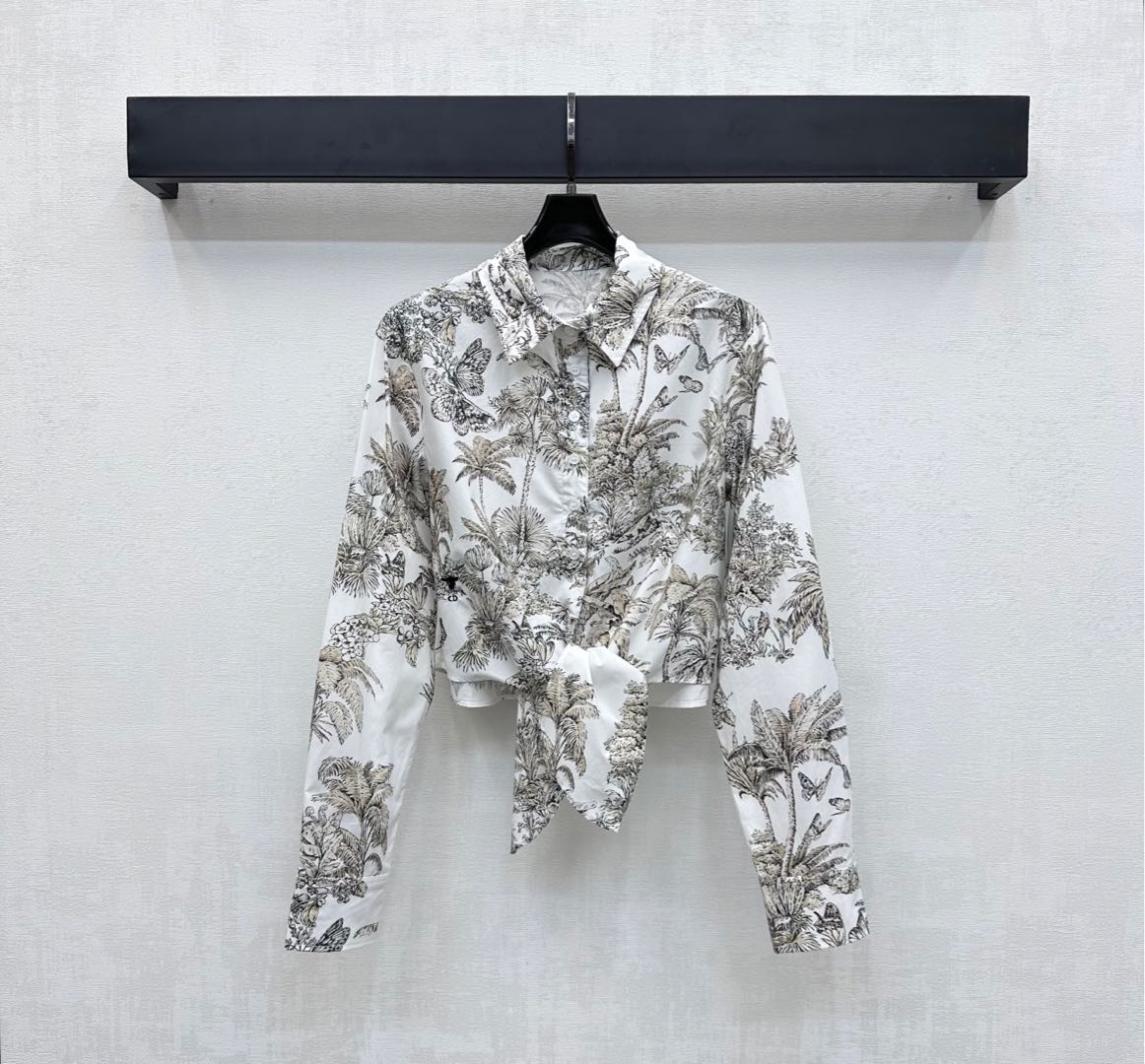 NO:445170,Dio*2025 new product is available for printing short lace-up shirts, customized YB imported cotton material, breathable and comfortable, full of printed coconut butterflies and other natural elements of animals and plants, highlighting the brand tone, light color matching is quite new Chinese style, and echoes the refreshing vacation atmosphere of the hot summer. Use the hem ribbon to tie a knot to add a sense of styling. The surface auxiliary materials are developed. The lace-up long-sleeved shirt tailoring can be matched with the same series of skirts. Commuting vacation is more elegant. High-end version,,dior, skirts,shirts,alexander wang19860909Dio*2025新品上架印花短款系带衬衫定制YB进口全棉材质 透气舒适 通体满印椰树蝴蝶等动植物自然元素 彰显品牌调性 配色清淡颇具新中式风格 同时呼应炎炎夏日的清爽度假气息 利用衣摆飘带可系带打结设计 增添造型层次感 面辅料开发 系带长袖衬衫剪裁 可搭配同系列半裙 通勤度假更为气质高雅  高版本,,dior,skirts,shirts,alexander wang,Women's clothing