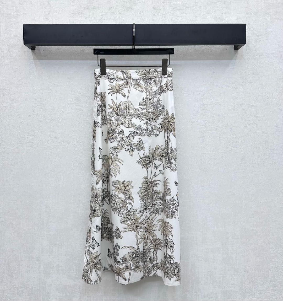 NO:445159,Dio*2025 new product is on the shelves of printed placket button skirts customized with YB imported cotton material breathable and comfortable, full of printed coconut butterflies and other natural elements of animals and plants, highlighting the brand tone, light color matching is quite new Chinese style, and it also echoes the refreshing vacation atmosphere of the hot summer. Both sides are decorated with engraved snap buttons to adjust. Combined with the pleated skirt cutting design to add a sense of styling. Developed with auxiliary materials, high waist mid-length skirt tailoring, can be matched with the same series of shirts, commuting and vacation is more elegant. High version,,dior, skirts,shirts,alexander wang19860909Dio*2025新品上架印花襟扣半裙定制YB进口全棉材质 透气舒适 通体满印椰树蝴蝶等动植物自然元素 彰显品牌调性 配色清淡颇具新中式风格 同时呼应炎炎夏日的清爽度假气息 双侧饰以刻印按扣调节 配合压褶裙摆裁剪设计 增添造型层次感 面辅料开发 高腰中长半裙剪裁 可搭配同系列衬衫 通勤度假更为气质高雅   高版本,,dior,skirts,shirts,alexander wang,Women's clothing