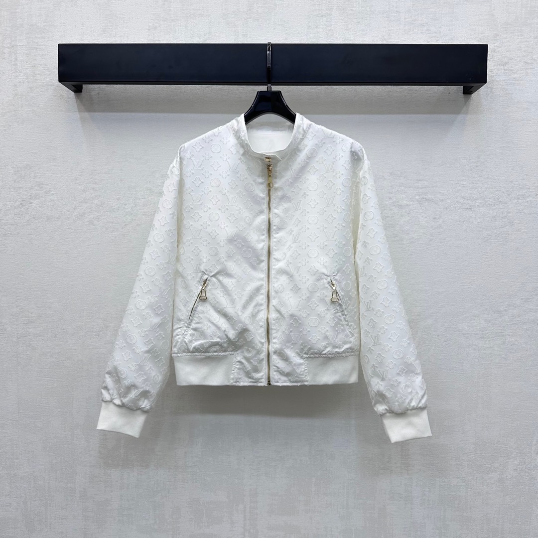 NO:445146,Louis Vuitto*2025 new product is available on the shelves of two-sided jackets, customized YB imported jacquard material, high-quality texture, crisp and stylish, using one side of plain color, four-leaf clover letter jacquard elements to create a design concept of one dress and two wears. It is paired with zippers and engraved with the logo embellishment to highlight the brand tone. The decoration is decorated with elastic threaded cuff hem, which is flexible and convenient to put on and off. It is decorated with zipper pocket style and adds a sense of styling. The development of facial accessories. The tailor-collar jacket tailoring meets various daily commuting needs. High-version,,louis vuitton, jackets & coats, jackets & coats, alexander wang19860909Louis Vuitto*2025新品上架两面穿夹克外套定制YB进口提花材质 质感高级 挺括有型 沿用一面素色一面四叶草字母提花元素 打造一衣两穿的设计理念 搭配拉链印刻标志性字母徽标点缀 彰显品牌调性 饰以弹力螺纹袖口下摆包边处理 贴身灵活穿脱方便 配合拉链口袋版型装饰 增添造型层次感 面辅料开发 立领夹克外套剪裁 满足日常通勤多种需求  高版本,,louis vuitton,jackets & coats,jackets & coats,alexander wang,Women's clothing