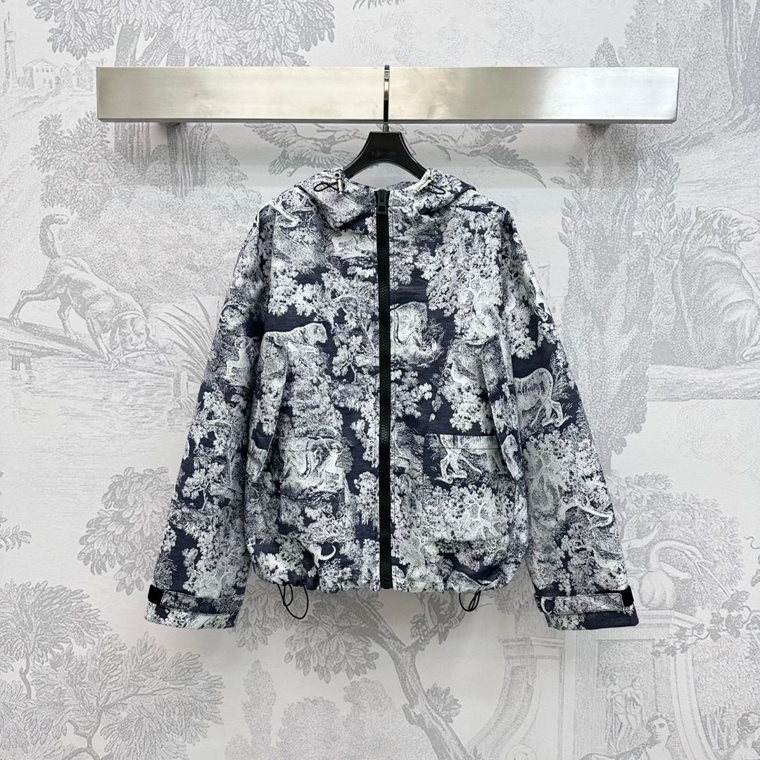 NO:445107,Dio*2025 new product is available. Customized jacquard jacket jacket YB imported jacquard material. It is crisp and stylish. Full texture. Full of animal and plant natural jungle elements. It highlights the brand tone. Simple blue and gray color matching with open zippers are easy to put on and off. The waist-side symmetrical pocket pocket style drawstring adjustment design adds styling. The surface auxiliary material development. Hooded jacket jacket tailoring can be matched with the same series of pants and skirts. The upper body is worn to create a good proportion of long legs. The outfit is brilliant and fashionable. High-version, dior, skirts, jackets & coats, jackets & coats, hats, alexander wang19860909Dio*2025新品上架 提花冲锋夹克外套定制YB进口提花冲锋材质 挺括有型 质感十足 通体满印动植物自然丛林元素 彰显品牌调性 素雅蓝灰配色配合开襟拉链方便穿脱 腰侧对称插兜口袋版型抽绳调节设计 增添造型层次感 面辅料开发 连帽夹克外套剪裁 可搭配同系列裤裙装 成套上身穿出长腿好比例 穿搭出彩时髦  高版本,,dior,skirts,jackets & coats,jackets & coats,hats,alexander wang,Women's clothing