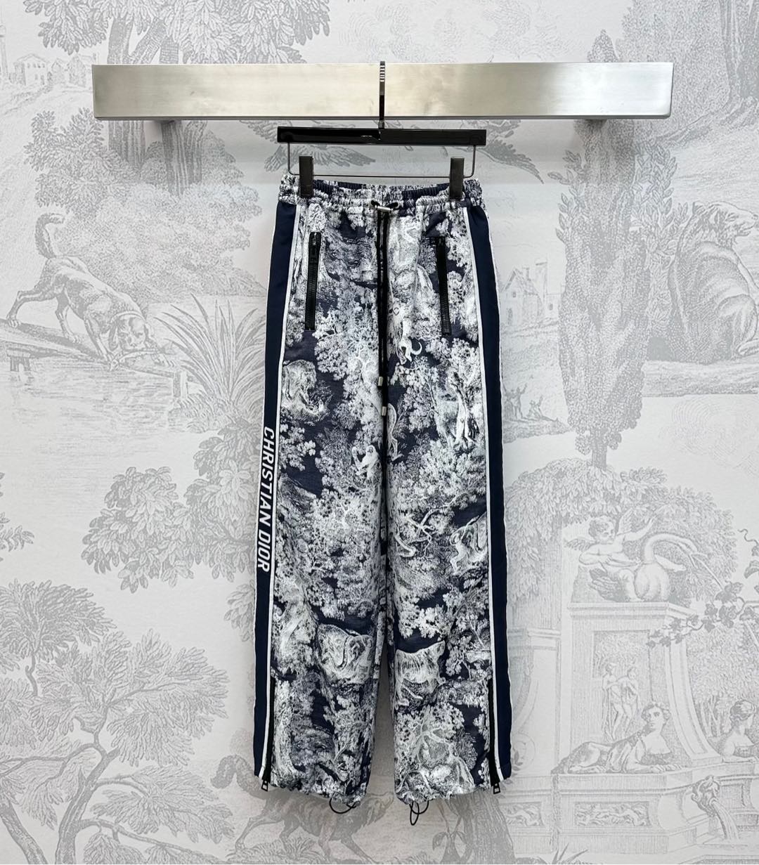 NO:445100,Dio*2025 new product is available on the shelves of Jacquard webbing wide-leg trousers Customized YB imported jacquard charge material, crisp and stylish, full texture, full of animal and plant natural jungle elements, highlighting the brand tone, simple blue and gray color matching with side letter webbing decoration, adds a sense of styling, drawstring and zipper pocket trousers with zipper slits, flexible and convenient to suit more outdoor activities, surface accessories, elastic waist straight trousers tailored, can be matched with jackets in the same series, complete sets of long legs, excellent dressing, fashionable, high-end version,,dior, jackets & coats, jackets & coats,alexander wang19860909Dio*2025新品上架提花织带阔腿长裤定制YB进口提花冲锋材质 挺括有型 质感十足 通体满印动植物自然丛林元素 彰显品牌调性 素雅蓝灰配色配合侧面字母织带装饰 增添造型层次感 抽绳搭配拉链口袋裤腿饰以拉链开衩处理 灵活便利适配更多户外活动穿搭 面辅料开发 弹力腰直筒长裤剪裁 可搭配同系列夹克外套 成套上身穿出长腿好比例 穿搭出彩时髦 高版本,,dior,jackets & coats,jackets & coats,alexander wang,Women's clothing