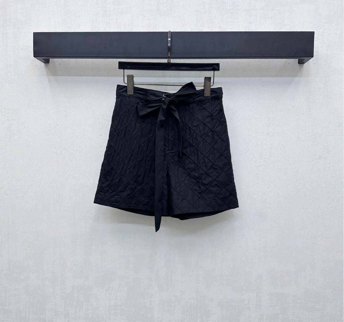 NO:445128,Chane*2025 new product is available on the shelves of high-waist diamond plaid shorts customized YB imported blended silk cotton material, comfortable texture, full quality, diamond embossed shape throughout the body, used with a satin ribbon on the waist, highlighting the brand tone, fashionable and fashionable, suit for early autumn, micro-clad make the shape more three-dimensional, add to the layering of the shape, surface auxiliary material development, high-waist lace-up shorts tailored, can be matched with jackets in the same series, complete sets are simple and high-end, can also be purchased separately, high-version 36 38 40,,chanel, shorts, jackets & coats, jackets & coats, alexander wang19860909Chane*2025新品上架高腰菱格纹短裤定制YB进口混纺丝棉材质 质感舒适 品相十足 通体采用菱形压纹造型 配合腰间缎面丝带作腰带用 彰显品牌调性 时髦洋气 适合初秋的套装 微括让形态更立体 增添造型层次感 面辅料开发 高腰系带短裤剪裁 可搭配同系列夹克外套 成套穿搭简约高级 也可分开购入搭配 高版本36 38 40,,chanel,shorts,jackets & coats,jackets & coats,alexander wang,Women's clothing