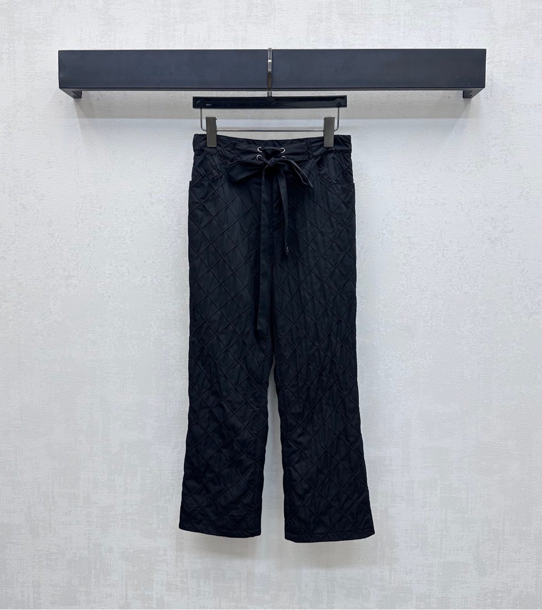 NO:445120,Chane*2025 new product is on the shelves of diamond plaid cropped pants customized YB imported blended silk cotton material, comfortable texture, full quality. The whole body is embossed with diamond embossed shape. It is used as a belt with a satin ribbon on the waist to highlight the brand tone. Symmetrical pocket-sized pocket-sized pocket-size pattern design to add layered shapes. Developed with auxiliary materials. High-waisted straight-legged trousers. It can be matched with jackets in the same series. The complete set is simple and high-end. You can also buy it separately. High-version 36 38 40,,chanel, jackets & coats, jackets & coats, alexander wang19860909Chane*2025新品上架菱格纹九分裤定制YB进口混纺丝棉材质 质感舒适 品相十足 通体采用菱形压纹造型 配合腰间缎面丝带作腰带用 彰显品牌调性 对称插兜口袋版型设计 增添造型层次感 面辅料开发 高腰直筒九分裤剪裁 可搭配同系列夹克外套 成套穿搭简约高级 也可分开购入搭配 高版本36 38 40,,chanel,jackets & coats,jackets & coats,alexander wang,Women's clothing
