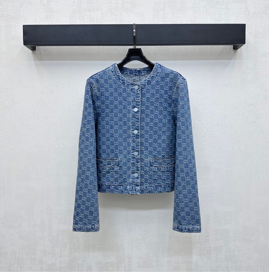 NO:446017,Gucc* new product is on the shelves of the jacquard denim jacket customized YB imported twill cotton denim jacquard material Enzyme wash presents retro tannin denim blue. Details of button plackets combined with three-dimensional tailoring and slim fitting to show off the beautiful figure. Full diamond double G jacquard logo elements show the brand tone. Full of old and money-like texture. Developed with auxiliary materials. Round-neck jacket tailoring. Can be matched with the same series of trousers. Complete sets of high-end and fashionable. You can also buy them separately. High-end version, gucci, jackets & coats, jackets & coats, alexander wang19860909Gucc*新品上架提花牛仔外套定制YB进口斜纹棉牛仔提花材质 酵素水洗 呈现复古单宁牛仔蓝 沿用纽扣开襟细节 配合立体剪裁修身版型 展示优美身形 满铺菱格双G提花徽标元素 彰显品牌调性 老钱感十足 面辅料开发 圆领夹克外套剪裁 可搭配同系列长裤 成套穿搭高级时髦 也可分开购入搭配 高版本,,gucci,jackets & coats,jackets & coats,alexander wang,Women's clothing