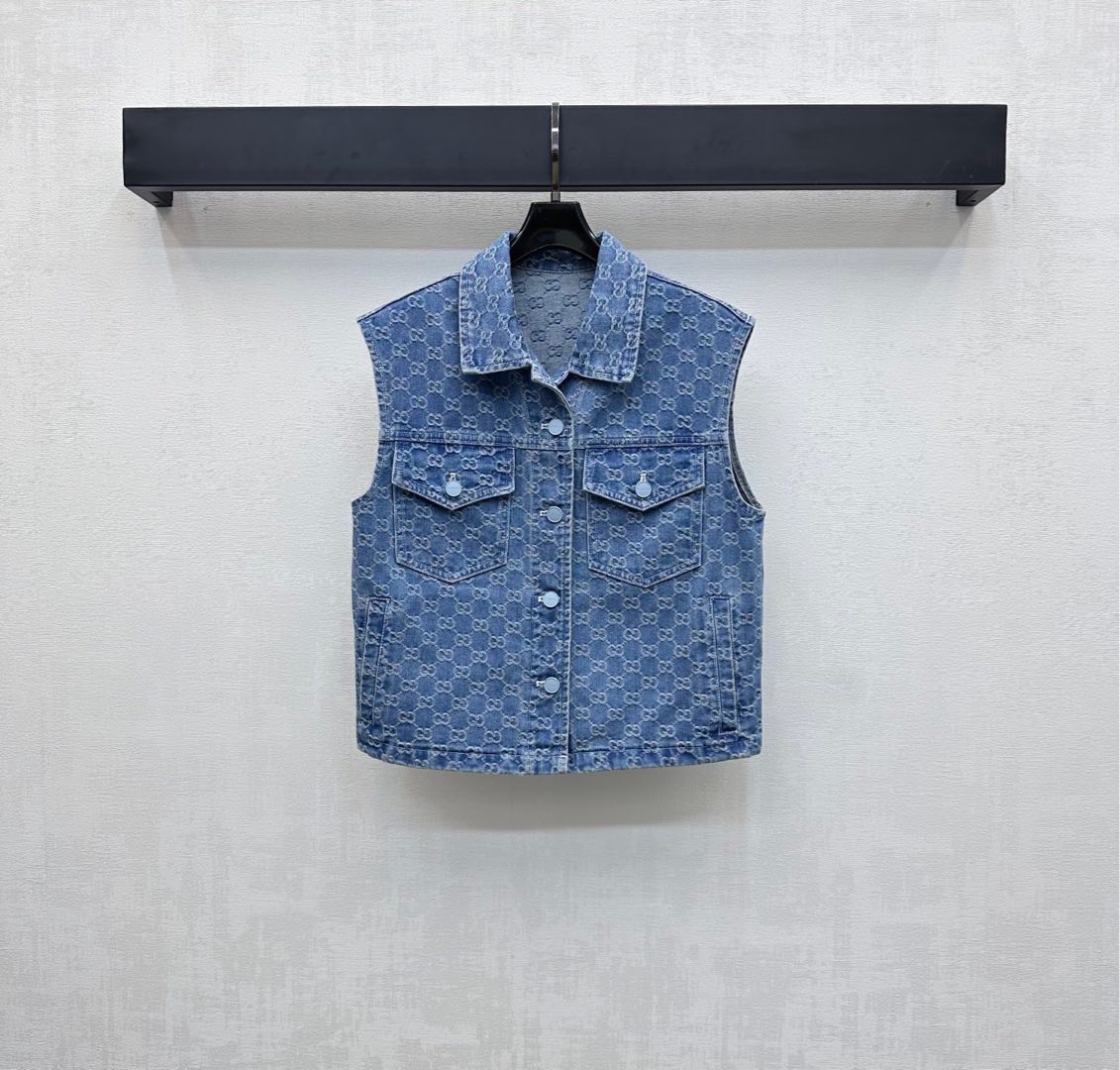NO:445997,Gucc* new product is on the shelves of Jacquard denim vest custom YB imported twill cotton denim jacquard material Enzyme wash presents retro tannin denim blue. Details of button plackets combined with three-dimensional tailoring and slim fitting to show off beautiful figures. Full diamond double G jacquard logo elements show brand tone. Full of old and money-like texture. Developed with auxiliary materials. Lapel short vest tailoring. Can be matched with the same series of trousers. Complete sets of high-end and fashionable. You can also buy them separately. High-end version, gucci, alexander wang19860909Gucc*新品上架提花牛仔马甲定制YB进口斜纹棉牛仔提花材质 酵素水洗 呈现复古单宁牛仔蓝 沿用纽扣开襟细节 配合立体剪裁修身版型 展示优美身形 满铺菱格双G提花徽标元素 彰显品牌调性 老钱感十足 面辅料开发 翻领短款马甲剪裁 可搭配同系列长裤 成套穿搭高级时髦 也可分开购入搭配  高版本,,gucci,alexander wang,Women's clothing