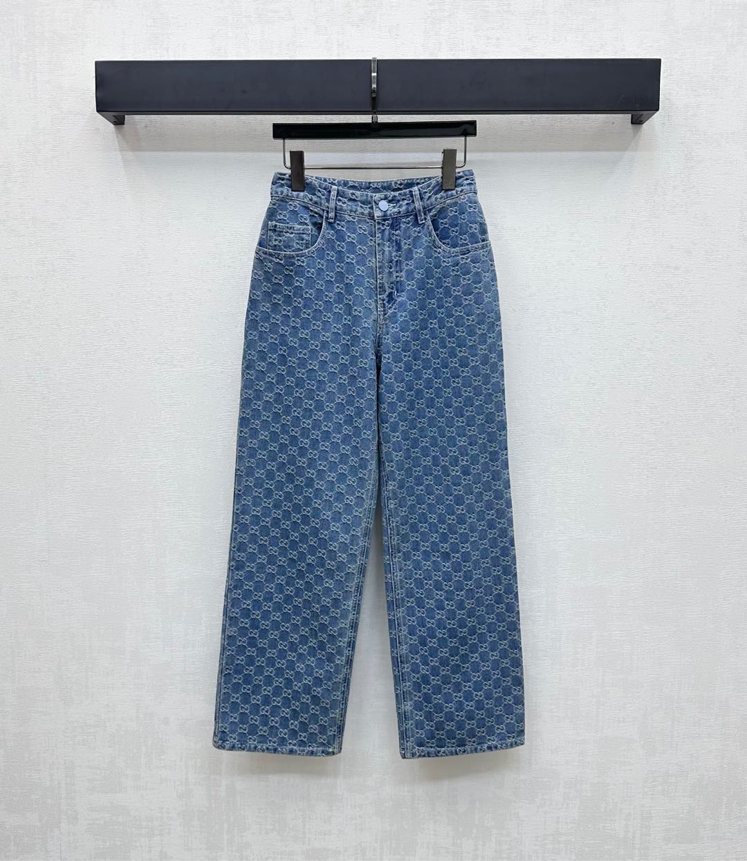 NO:446009,Gucc* new product is on the shelves of Jacquard denim trousers customized YB imported twill cotton denim jacquard material Enzyme wash presents retro tannin denim blue Three-dimensional tailoring slim fitting displays beautiful legs full of diamond double G jacquard logo elements highlighting the brand tone full of old money feeling Developed with auxiliary materials High-waisted buckle trousers tailored can be matched with jackets in the same series Complete sets of high-end and fashionable, also available for purchase and matching separately High-version, Gucci, Jackets & coats, Alexander wang19860909Gucc*新品上架提花牛仔长裤定制YB进口斜纹棉牛仔提花材质 酵素水洗 呈现复古单宁牛仔蓝 立体剪裁修身版型 展示优美腿形 满铺菱格双G提花徽标元素 彰显品牌调性 老钱感十足 面辅料开发 高腰系扣长裤剪裁 可搭配同系列外套 成套穿搭高级时髦 也可分开购入搭配 高版本,,gucci,jackets & coats,alexander wang,Women's clothing
