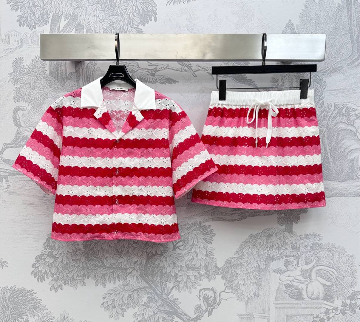 NO:447176,Gucc* new product wavy pattern top skirt suit customized YB imported twill cotton material breathable and comfortable, full texture, three-color wavy pattern interlaced design, combined with light hollowing process, presents irregular flower texture, highlights the brand tone The top is adjusted with open buttons, and is decorated with skirt contrasting drawstrings to add a sense of styling. The surface auxiliary material development Lapel short-sleeved shirt skirt tailoring Complete sets of wear high-end fashionable Home and outdoor wear is very exciting and fashionable High-version, gucci, skirts, Shirts, T-shirts, alexander wang19860909Gucc*新品上架波浪花纹上衣半裙套装定制YB进口斜纹棉材质 透气舒适 质感十足 通体三色波浪纹交错设计 配合光镂空工艺处理 呈现出不规则花朵肌理 彰显品牌调性 上衣沿用开襟纽扣调节 配合半裙撞色抽绳装饰 增添造型层次感 面辅料开发 翻领短袖衬衫半裙剪裁 成套穿搭高级时髦 家居外穿都很出彩时髦 高版本,,gucci,skirts,shirts,T-shirt,alexander wang,Women's clothing