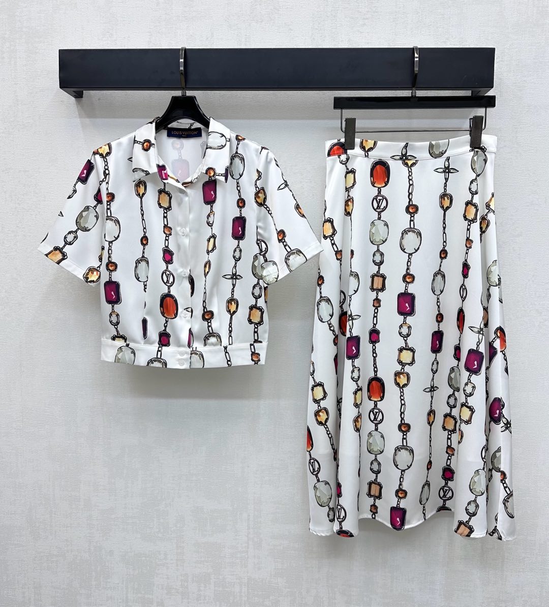 NO:447268,Louis Vuitto*'s newest product is available for printed gem shirt skirt set custom YB imported twill thick material, texture is shiny, sleek and comfortable, full-print full-body prints vertically distributed gems and letter logo elements, highlighting the brand tone, echoing the refreshing vacation atmosphere of the hot summer, surface accessories development, lapel short-sleeved shirt high-waist skirt tailoring, micro A-shaped pleated umbrella-shaped large swing design, adding layered look, the upper body is full of lazy style, and it is easy to wear during daily commuting and vacation to create a fashionable feeling. High-version 2 colors,,louis vuitton, skirts,shirts,T-shirt,alexander wang19860909Louis Vuitto*新品上架印花宝石衬衣半裙套装定制YB进口斜纹稠材质 质感光泽 垂顺舒适 通体满印竖状分布宝石和字母徽标元素 彰显品牌调性 呼应炎炎夏日的清爽度假气息 面辅料开发 翻领短袖衬衫高腰半身裙剪裁 微A字压褶伞状大摆设计 增添造型层次感 成套上身充满慵懒风情气息 日常通勤度假轻松穿搭出洋气感  高版本2色,,louis vuitton,skirts,shirts,T-shirt,alexander wang,Women's clothing