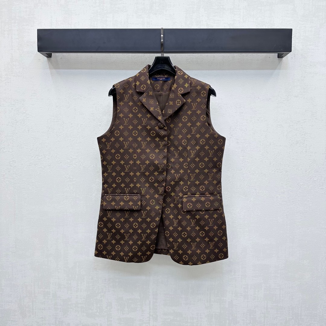 NO:447292,Louis Vuitto* new product is on the shelves of printed suit vests, customized YB imported twill material, shiny and stylish, front closure, hidden adjustment design, combined with symmetrical flip pocket decoration, add layered look, full-print four-leaf clover letter pattern elements, highlight the brand tone, surface auxiliary material development, lapel suit vest tailoring, casually matched bottom outfit and outfit, high version 2 colors,,louis vuitton, business suit, alexander wang19860909Louis Vuitto*新品上架印花西装马甲定制YB进口斜纹绸材质 光泽挺括有型 前襟本布包扣隐藏调节设计 配合对称翻盖口袋装饰 增添造型层次感 通体满印四叶草字母图案元素 彰显品牌调性 面辅料开发 翻领西装马甲剪裁 随意搭配下装穿搭出彩时髦  高版本2色,,louis vuitton,business suit,alexander wang,Women's clothing