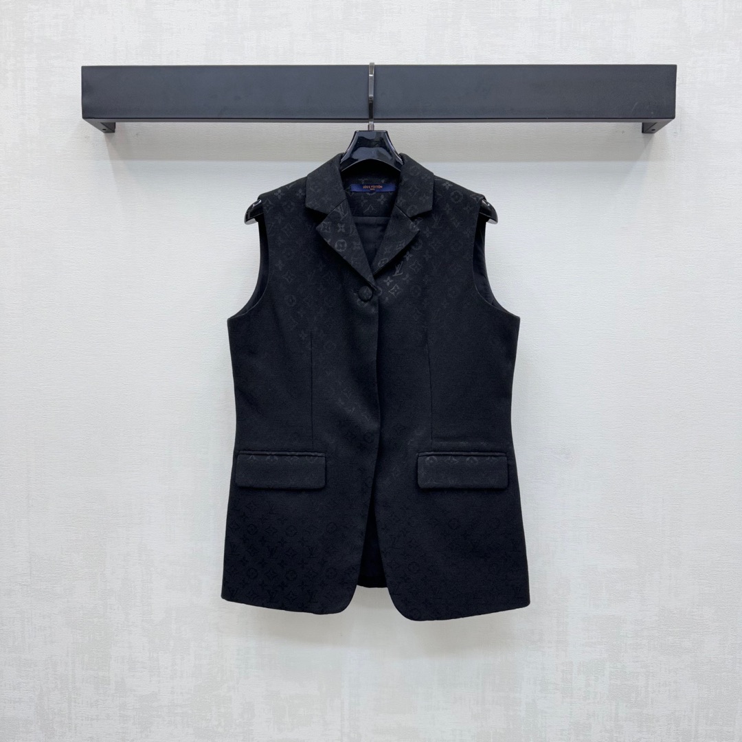 NO:447280,Louis Vuitto* new product is on the shelves of printed suit vests, customized YB imported twill material, shiny and stylish, front closure, hidden adjustment design, combined with symmetrical flip pocket decoration, add layered look, full-print four-leaf clover letter pattern elements, highlight the brand tone, surface auxiliary material development, lapel suit vest tailoring, casually matched bottom outfit and outfit, high version 2 colors,,louis vuitton, business suit, alexander wang19860909Louis Vuitto*新品上架印花西装马甲定制YB进口斜纹绸材质 光泽挺括有型 前襟本布包扣隐藏调节设计 配合对称翻盖口袋装饰 增添造型层次感 通体满印四叶草字母图案元素 彰显品牌调性 面辅料开发 翻领西装马甲剪裁 随意搭配下装穿搭出彩时髦  高版本2色,,louis vuitton,business suit,alexander wang,Women's clothing