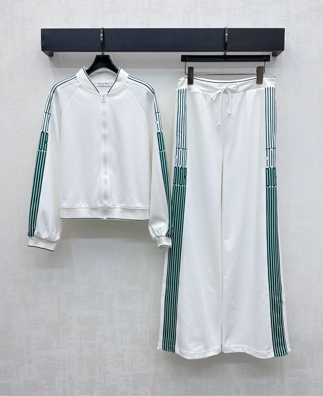 NO:447307,Dio*'s newest printed jacket trousers set on the shelves are customized YB imported red cotton material, with holes, comfortable and breathable, collar cuffs are decorated with contrasting threads, tightening design, sleeves, legs and side with striped printing elements, iconic letter logos are integrated into it, highlighting the brand tone, surface accessories development, baseball jacket high waist straight trousers suit, complete sets of wear, daily travel or leisure and entertainment, can be easily controlled, fashionable and relaxed, high-version,,dior, jackets & coats, jackets & coats,alexander wang19860909Dio*新品上架印花夹克长裤套装定制YB进口朱地棉材质 自带孔洞 舒适透气 领边袖口衣摆饰以螺纹撞色收紧设计 袖侧腿侧配合条纹印花元素 标志性字母徽标融入其中 彰显品牌调性 面辅料开发 棒球夹克外套高腰直筒长裤套装 成套穿搭日常出行还是休闲娱乐 都能轻松驾驭 时尚松弛 高版本,,dior,jackets & coats,jackets & coats,alexander wang,Women's clothing