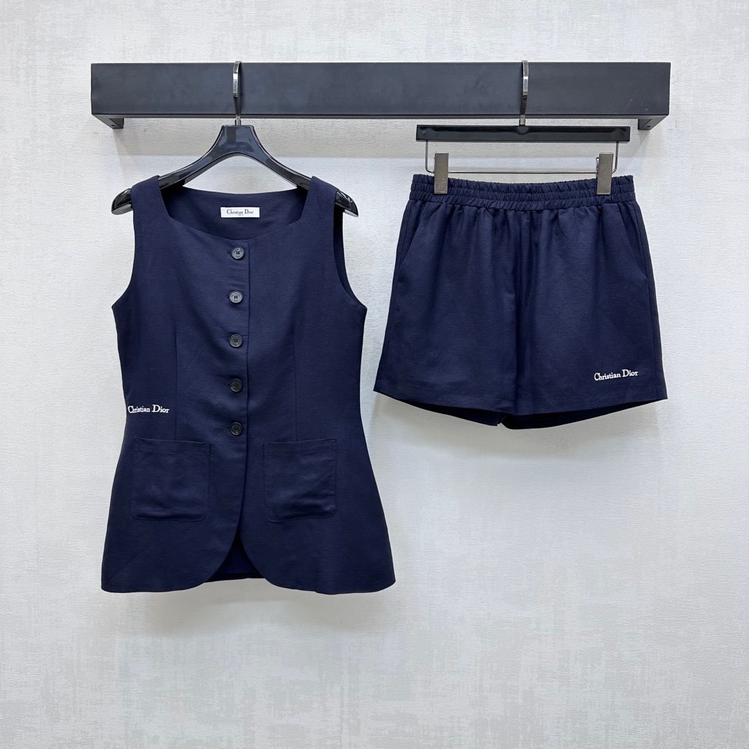 NO:447249,Dio*'s new linen vest shorts set on shelves custom YB imported linen material breathable and hangs comfortably. The waist and side pants are decorated with iconic embroidered letters. Echo the back collar CD bee logo to highlight the brand tone. Symmetrical pocket decoration with open-clad button adjustment design to add layering. Facial auxiliary materials development. Square neck vest high-waist shorts set. Complete set is matched with exquisite temperament. Elastic waist head does not pick on the figure. Fashionable and relaxed. Layered out fashionable and fashionable dressing style. High-version 2 colors, dior, shorts, alexander wang19860909Dio*新品上架亚麻马甲短裤套装定制YB进口亚麻材质 透气垂顺舒适 腰侧裤腿点缀标志性刺绣字母 呼应后领CD蜜蜂徽标 彰显品牌调性 对称口袋装饰配合开襟纽扣调节设计 增添造型层次感 面辅料开发 方领马甲高腰短裤套装 成套搭配精致气质 弹力腰头不挑身材 洋气松弛 叠穿出时髦流行穿搭风格 高版本2色,,dior,shorts,alexander wang,Women's clothing