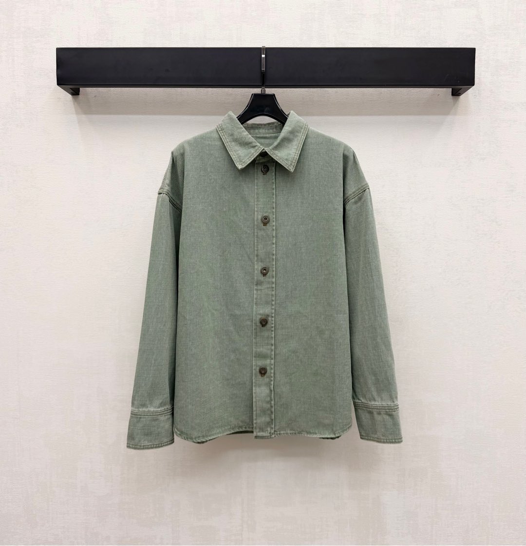 NO:447244,Loew* new product is on the shelves of retro denim shirts Customized YB imported twill cotton denim material Good breathability Soft and comfortable Multi-enzyme washing process to create a retro feel Classic embroidered and decorated with the back classic embroidery logo to highlight the brand tone Loose silhouette design Add a sense of styling layering Facial auxiliary materials development Lapel button shirt jacket tailoring Can be matched with the same series of long and shorts The set of upper body can easily create a good proportion The outfit is more fashionable and fashionable High-end version, loewe, shorts, jackets & coats,shirts,alexander wang19860909Loew*新品上架复古牛仔衬衣 定制YB进口斜纹棉牛仔材质 透气性佳 柔软舒适 多重酵素水洗工艺处理 打造复古感 后背经典刺绣徽标点缀装饰 彰显品牌调性 宽松廓形版型设计 增添造型层次感 面辅料开发 翻领纽扣衬衫外套剪裁 可搭配同系列长短裤 成套上身轻松穿出好比例 穿搭更为时髦洋气 高版本,,loewe,shorts,jackets & coats,shirts,alexander wang,Women's clothing