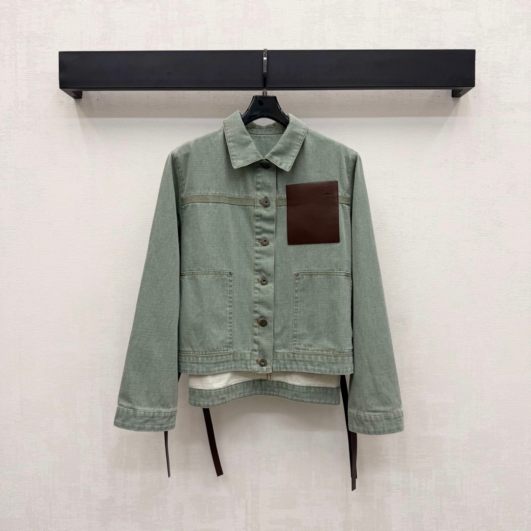 NO:447221,Loew*'s newest product is on the shelves of retro denim jackets. Customized YB imported twill cotton denim material. Good breathability. Soft and comfortable. Multiple enzyme washing process. Create a retro feeling. The classic logo on the chest is engraved on the leather logo to highlight the brand tone. The hem is short in front and long in the back. With the adjustment design of the waist and side lace-up to add a sense of styling. The surface auxiliary material development. Lapel button jacket tailoring. It can be matched with the same series of long and shorts. The set of upper body can easily wear a good proportion. The outfit is more fashionable and fashionable. High-end version, loewe, shorts, jackets & coats, jackets & coats, alexander wang19860909Loew*新品上架复古牛仔外套 定制YB进口斜纹棉牛仔材质 透气性佳 柔软舒适 多重酵素水洗工艺处理 打造复古感 胸前经典徽标印刻于皮标之上 彰显品牌调性 下摆前短后长 配合腰侧系带调节设计 增添造型层次感 面辅料开发 翻领钮扣夹克外套剪裁 可搭配同系列长短裤 成套上身轻松穿出好比例 穿搭更为时髦洋气 高版本,,loewe,shorts,jackets & coats,jackets & coats,alexander wang,Women's clothing