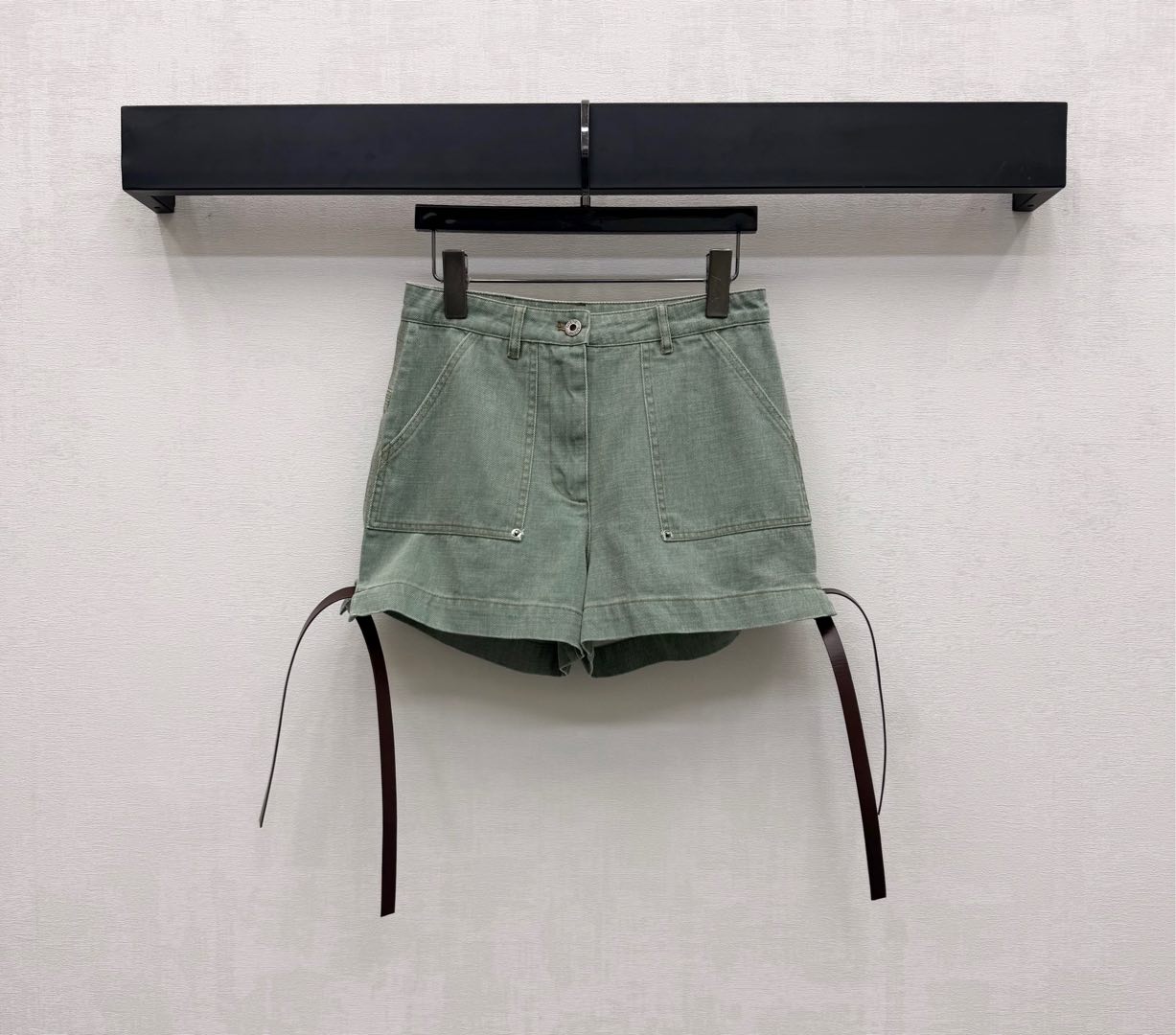 NO:447215,Loew*'s newest product is available for retro denim shorts. Customized YB imported twill cotton denim material. Good breathability. Soft and comfortable. Multiple enzyme washing process. Create a retro feel. The classic logo on the back waist is engraved on the leather logo to highlight the brand tone. Symmetrical pocket style and leg lace adjustment design to add styling layering. Facial auxiliary materials development. High-waist button shorts tailored shorts. Can be matched with the same series of shirt jackets. The upper body is easily worn with a good proportion. The outfit is more fashionable and fashionable. High-version, loewe, shorts, jackets & coats, alexander wang19860909Loew*新品上架复古牛仔短裤 定制YB进口斜纹棉牛仔材质 透气性佳 柔软舒适 多重酵素水洗工艺处理 打造复古感 后腰经典徽标印刻于皮标之上 彰显品牌调性 对称口袋版型配合腿侧系带调节设计 增添造型层次感 面辅料开发 高腰系扣短裤剪裁 可搭配同系列衬衣外套 成套上身轻松穿出好比例 穿搭更为时髦洋气 高版本,,loewe,shorts,jackets & coats,alexander wang,Women's clothing