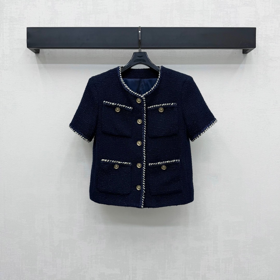 NO:447236,Chane*'s newest product is on the shelves of woven dress tied and short-sleeved jackets customized with YB imported coarse wool woolen material. The texture is obvious. The rough striped wool woolen fabric is used to create a famous style model. The front closure is single-row heavy-industry engraved round buckle adjustment design highlights the brand tone. The symmetrical and exquisite pocket decoration adds a sense of styling. Luxury and elegant. The development of auxiliary materials for the auxiliary materials. Round neck short-sleeved dress jacket tailoring. Commuter date and dressing with high-end temperament. High-version 36 38 40, chanel, jackets & coats, T-shirt, alexander wang19860909Chane*新品上架编织洋装捆边短袖外套定制YB进口粗纺羊毛呢材质 肌理明显 沿用粗花条纹毛呢面料打造名媛风典范 前襟单排重工印刻圆扣调节设计 彰显品牌调性 搭配对称精致口袋装饰 增添造型层次感 奢华不失雅致 面辅料开发 圆领短袖洋装外套剪裁 通勤约会穿搭高级气质  高版本36 38 40,,chanel,jackets & coats,T-shirt,alexander wang,Women's clothing