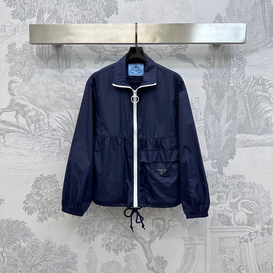 NO:447192,Prad* new product lapel drawstring sunscreen jacket customized YB imported sunscreen material texture shiny, comfortable and stylish, with contrasting zipper adjustment design, handsome, combined with hem drawstring treatment to add layering, single-sided flip pocket incorporates the iconic triangle logo embellishment decoration to highlight the brand tone, surface auxiliary material development, sun protection charge jacket tailoring, daily commuting outfit simple and atmospheric, brilliant and fashionable, high-version 3 colors,,prada, jackets & coats,alexander wang19860909Prad*新品上架翻领抽绳防晒外套定制YB进口防晒材质 质感光泽 舒适有型 沿用撞色拉链调节设计 帅气十足 配合下摆抽绳处理 增添造型层次感 单侧翻盖口袋融入标志性三角徽标点缀装饰 彰显品牌调性 面辅料开发 防晒冲锋外套剪裁 日常通勤穿搭简约大气 出彩时髦 高版本3色,,prada,jackets & coats,alexander wang,Women's clothing