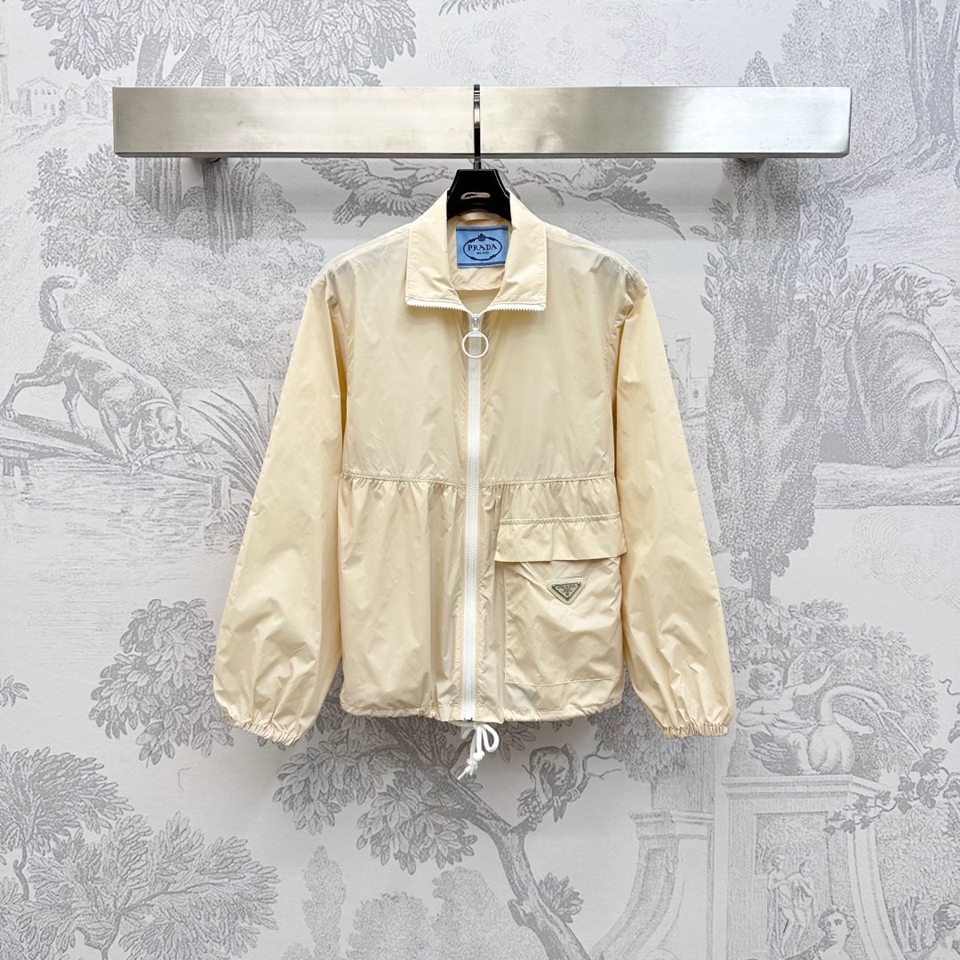 NO:447202,Prad* new product lapel drawstring sunscreen jacket customized YB imported sunscreen material texture shiny, comfortable and stylish, with contrasting zipper adjustment design, handsome, combined with hem drawstring treatment to add layering, single-sided flip pocket incorporates the iconic triangle logo embellishment decoration to highlight the brand tone, surface auxiliary material development, sun protection charge jacket tailoring, daily commuting outfit simple and atmospheric, brilliant and fashionable, high-version 3 colors,,prada, jackets & coats,alexander wang19860909Prad*新品上架翻领抽绳防晒外套定制YB进口防晒材质 质感光泽 舒适有型 沿用撞色拉链调节设计 帅气十足 配合下摆抽绳处理 增添造型层次感 单侧翻盖口袋融入标志性三角徽标点缀装饰 彰显品牌调性 面辅料开发 防晒冲锋外套剪裁 日常通勤穿搭简约大气 出彩时髦 高版本3色,,prada,jackets & coats,alexander wang,Women's clothing
