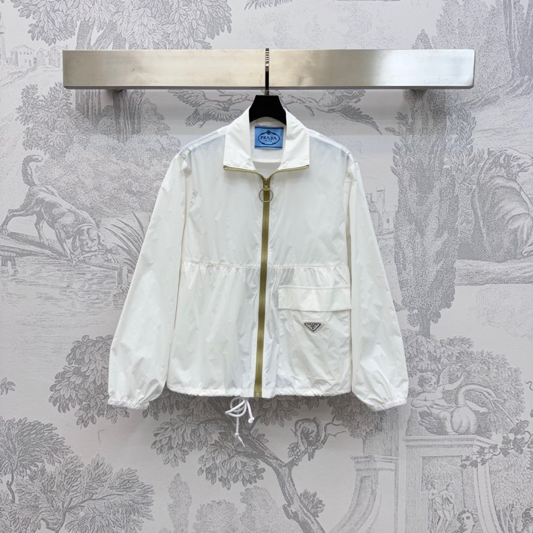 NO:447214,Prad* new product lapel drawstring sunscreen jacket customized YB imported sunscreen material texture shiny, comfortable and stylish, with contrasting zipper adjustment design, handsome, combined with hem drawstring treatment to add layering, single-sided flip pocket incorporates the iconic triangle logo embellishment decoration to highlight the brand tone, surface auxiliary material development, sun protection charge jacket tailoring, daily commuting outfit simple and atmospheric, brilliant and fashionable, high-version 3 colors,,prada, jackets & coats,alexander wang19860909Prad*新品上架翻领抽绳防晒外套定制YB进口防晒材质 质感光泽 舒适有型 沿用撞色拉链调节设计 帅气十足 配合下摆抽绳处理 增添造型层次感 单侧翻盖口袋融入标志性三角徽标点缀装饰 彰显品牌调性 面辅料开发 防晒冲锋外套剪裁 日常通勤穿搭简约大气 出彩时髦 高版本3色,,prada,jackets & coats,alexander wang,Women's clothing